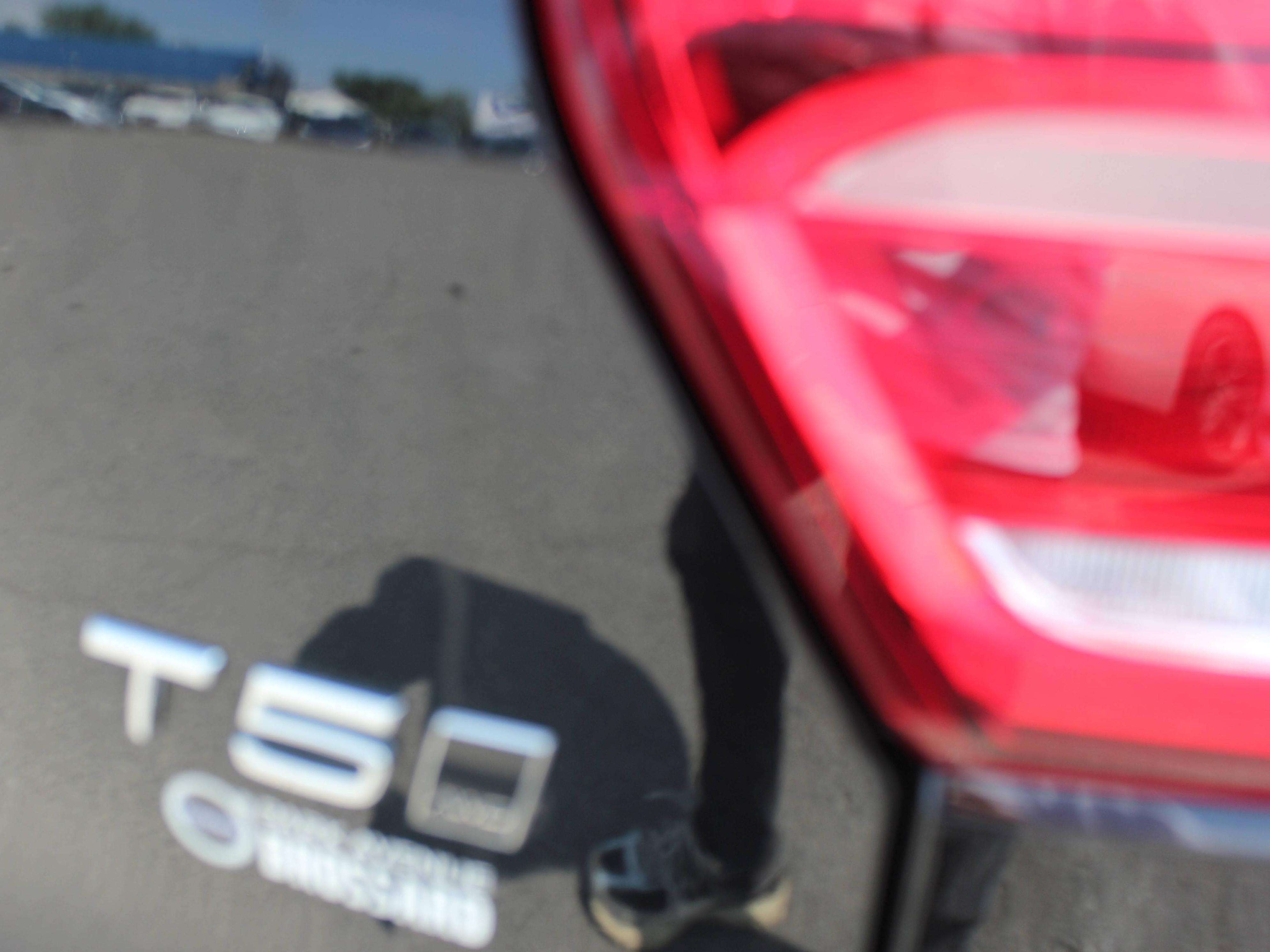 2022 Volvo XC40 Momentum - Image 14