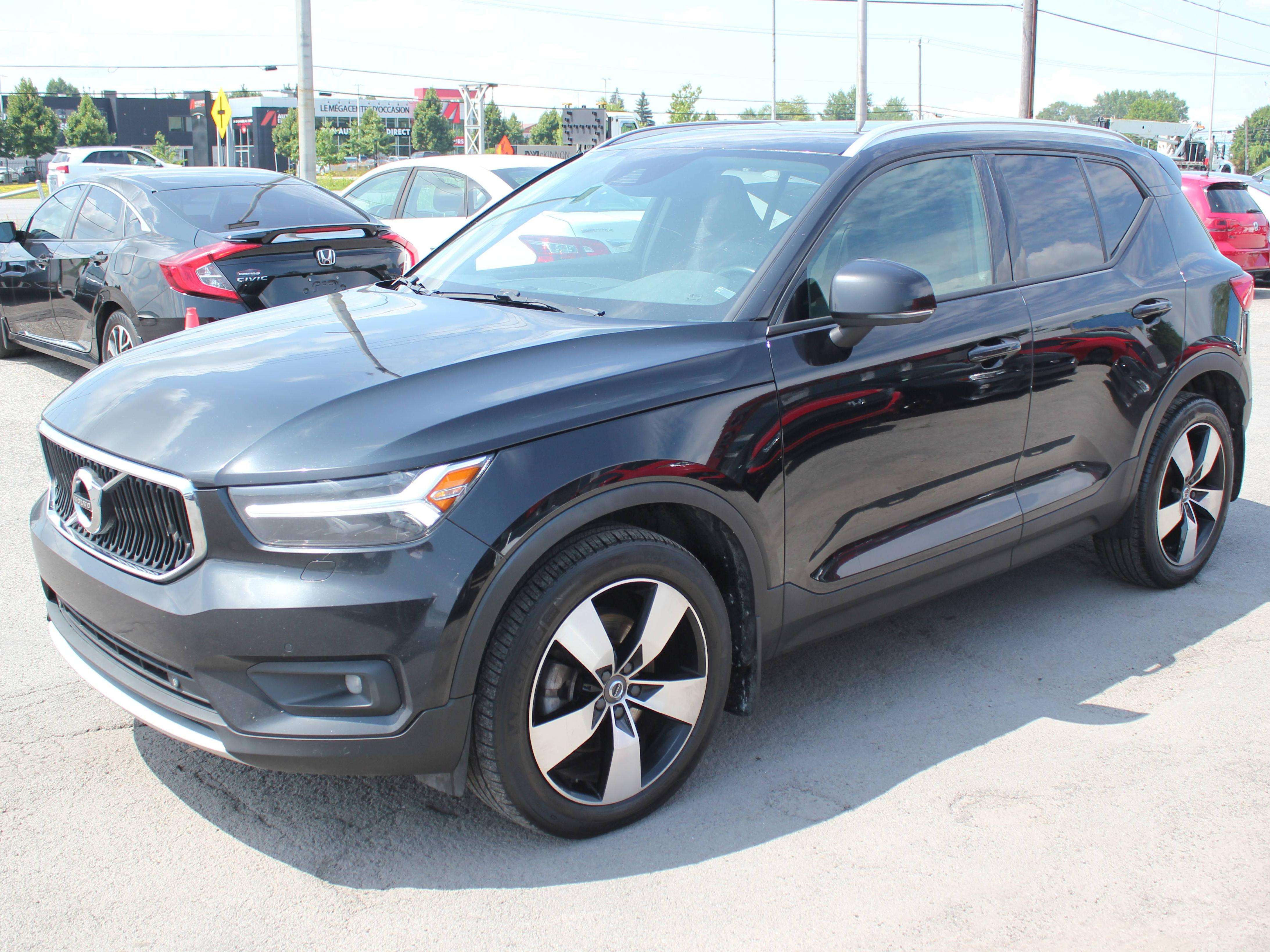 2022 Volvo XC40 Momentum - Image 2