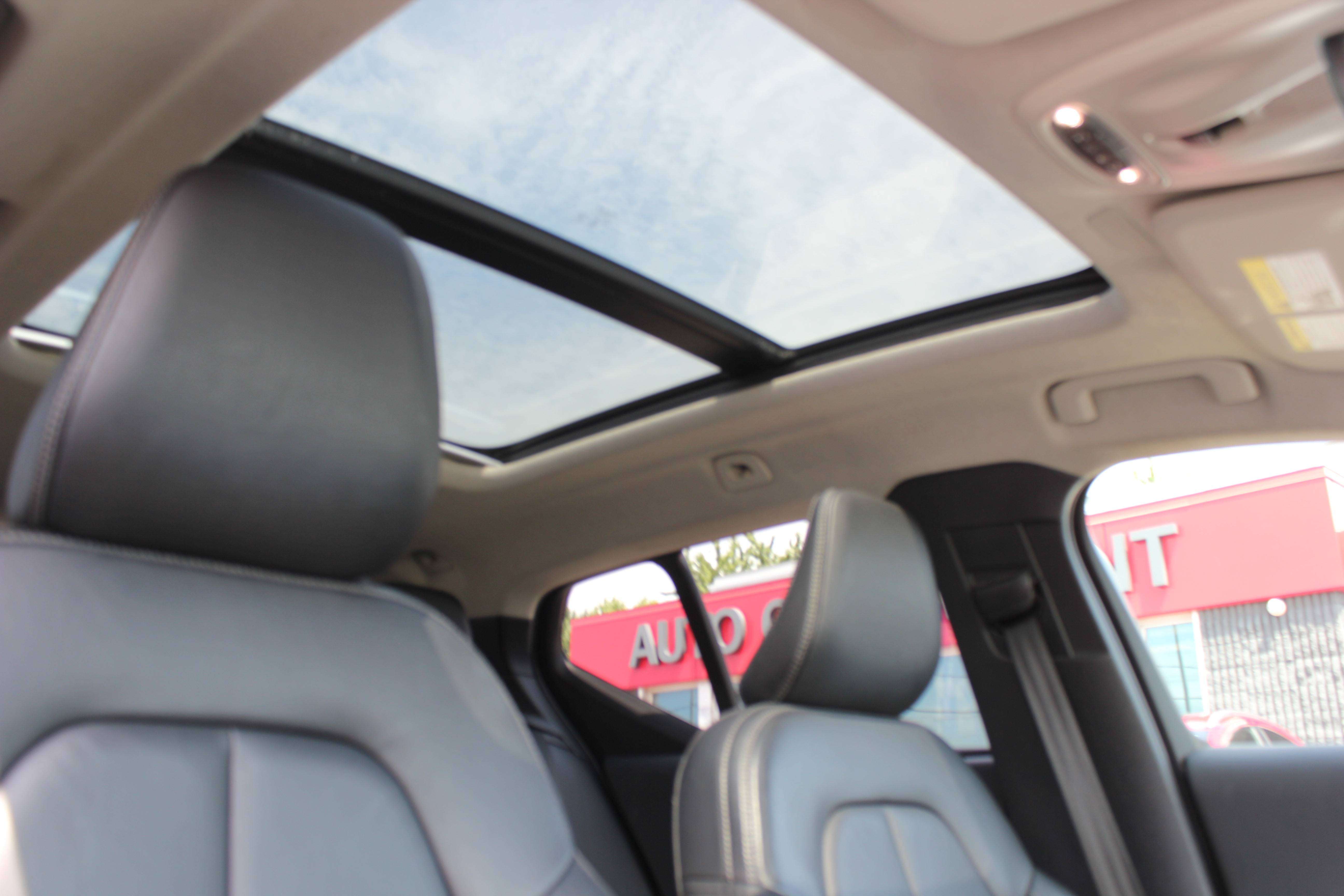 2022 Volvo XC40 Momentum - Image 12