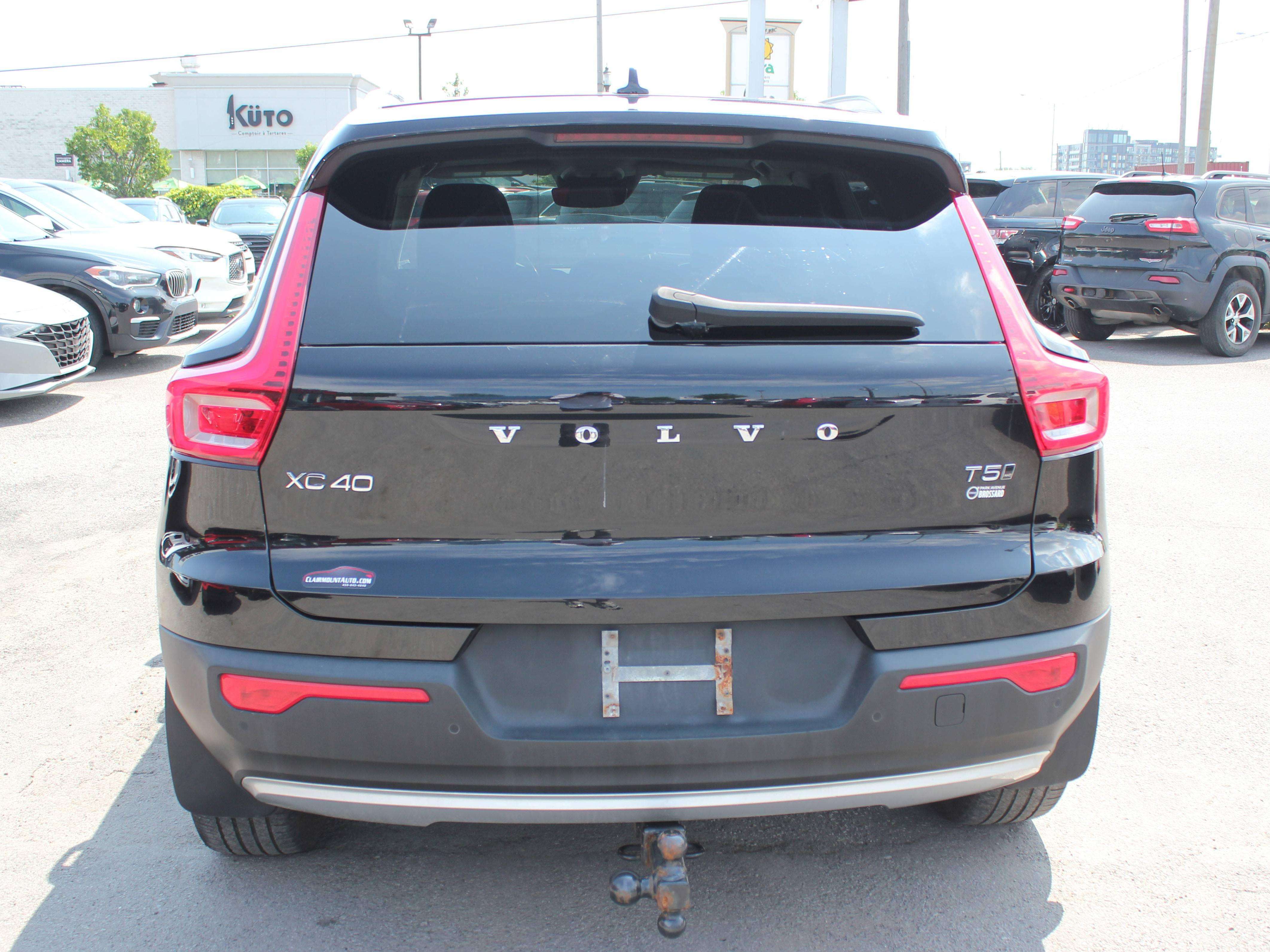 2022 Volvo XC40 Momentum - Image 4