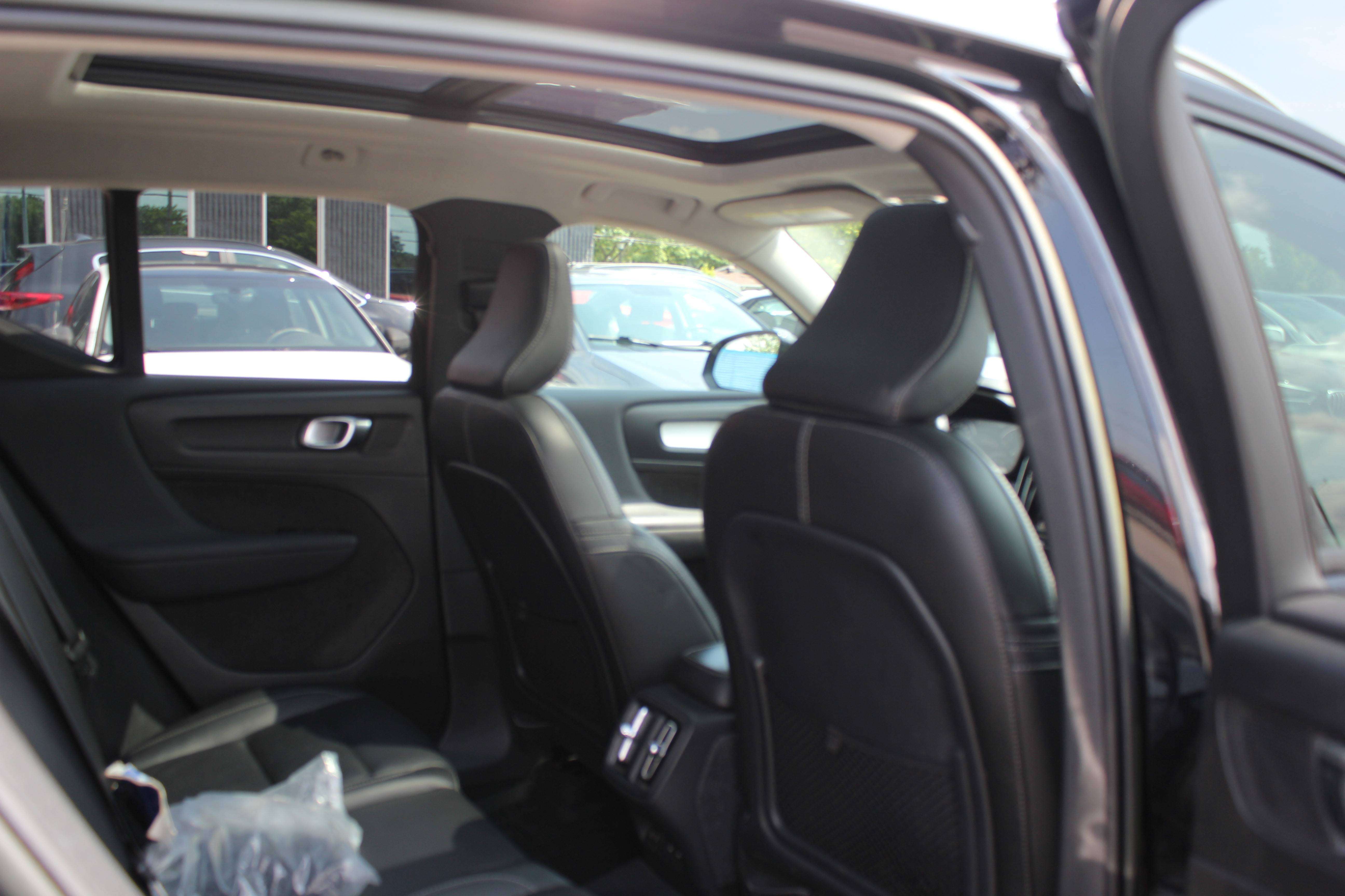 2022 Volvo XC40 Momentum - Image 13