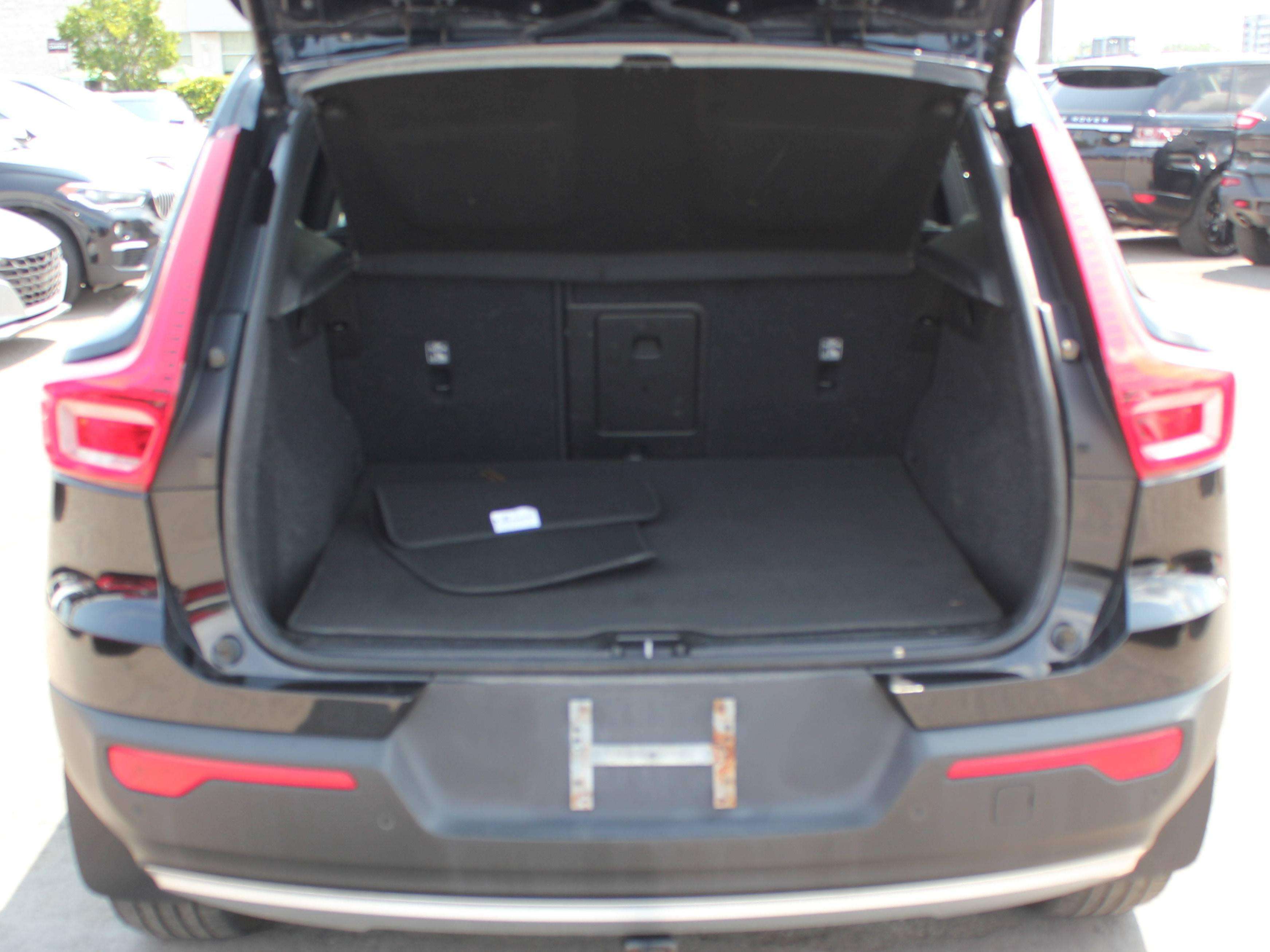 2022 Volvo XC40 Momentum - Image 16