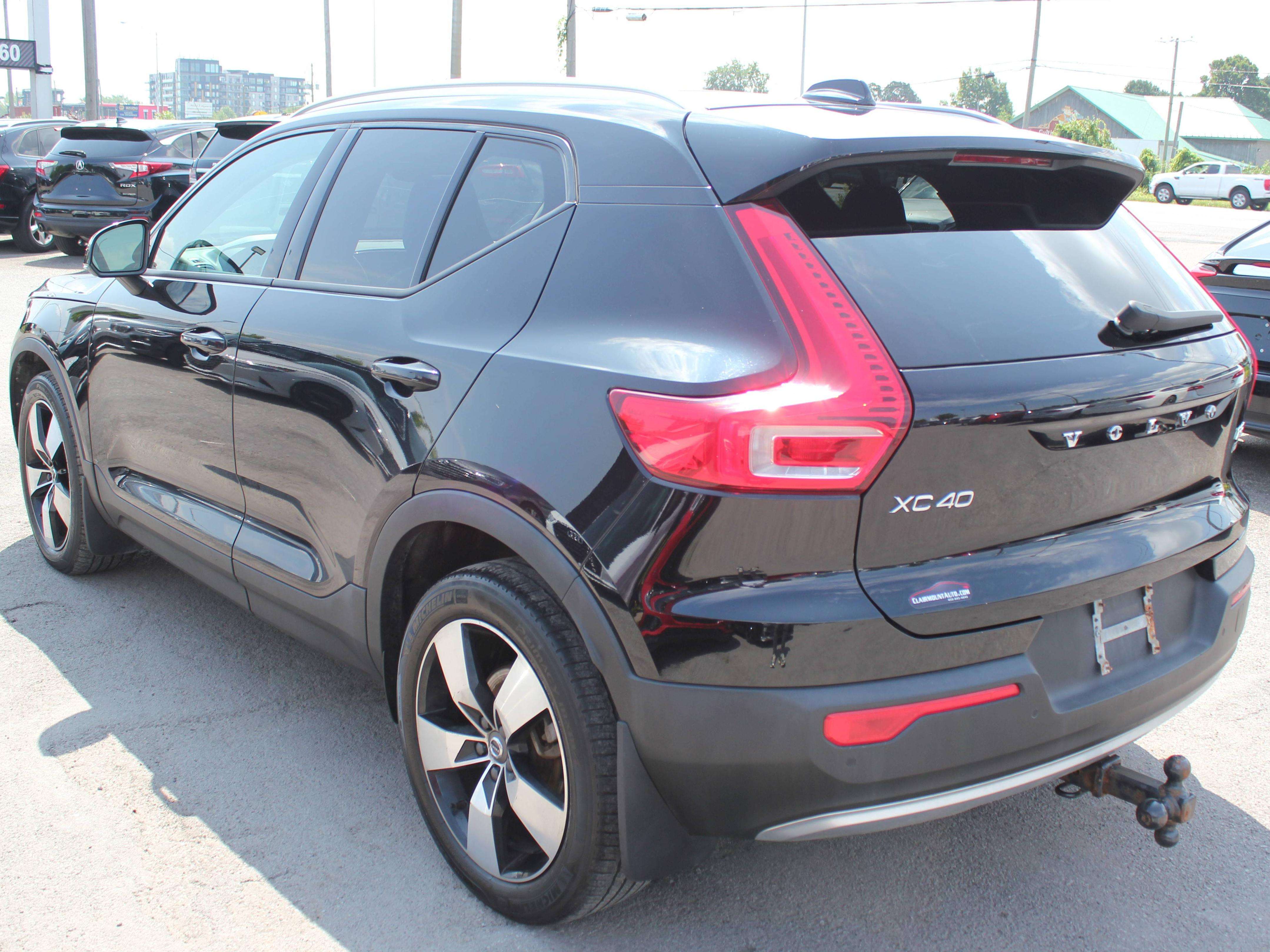 2022 Volvo XC40 Momentum - Image 3