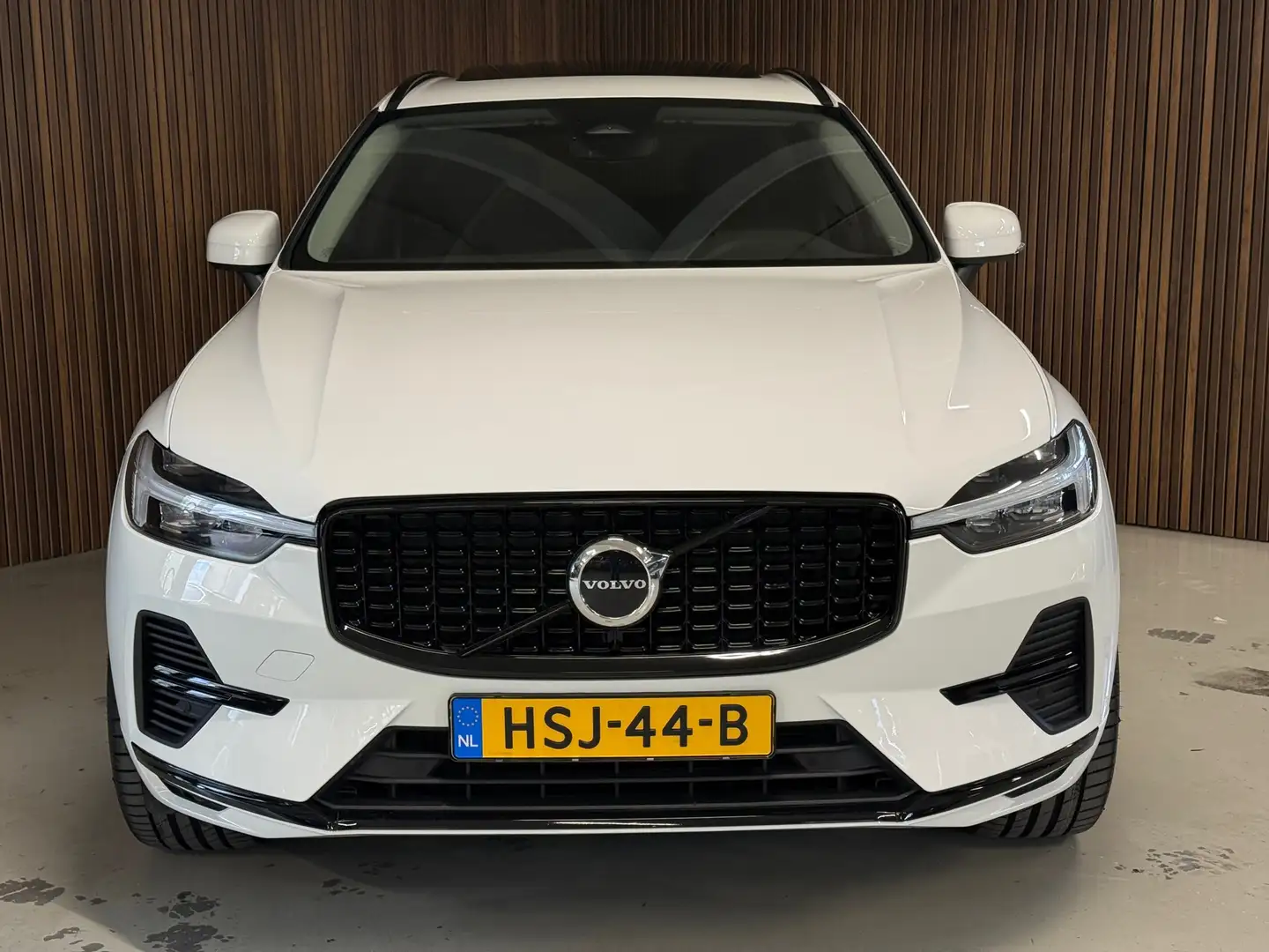 Volvo XC60 2.0 T6 Plug-in hybrid AWD Inscription Expression Weiß - 2