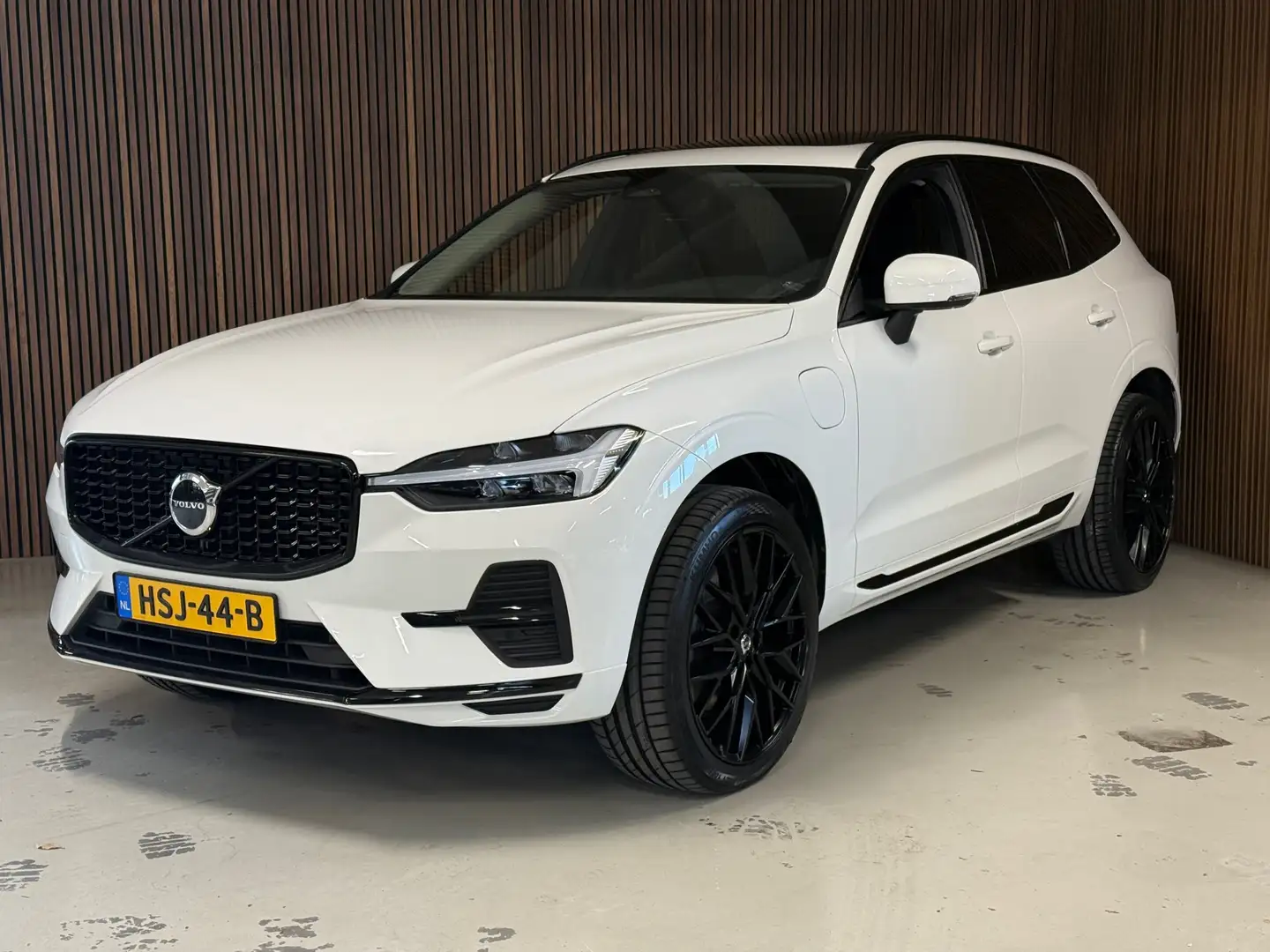 Volvo XC60 2.0 T6 Plug-in hybrid AWD Inscription Expression Weiß - 1