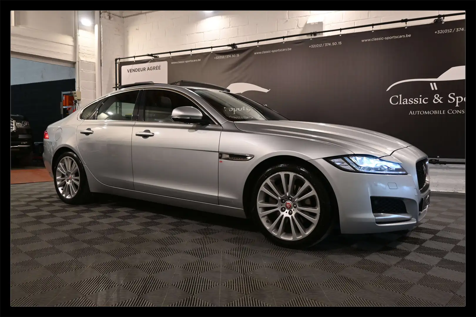 Jaguar XF XF 2.0 D PORTFOLIO EURO 6 / CAMERA / PANO / FULL Gris - 1