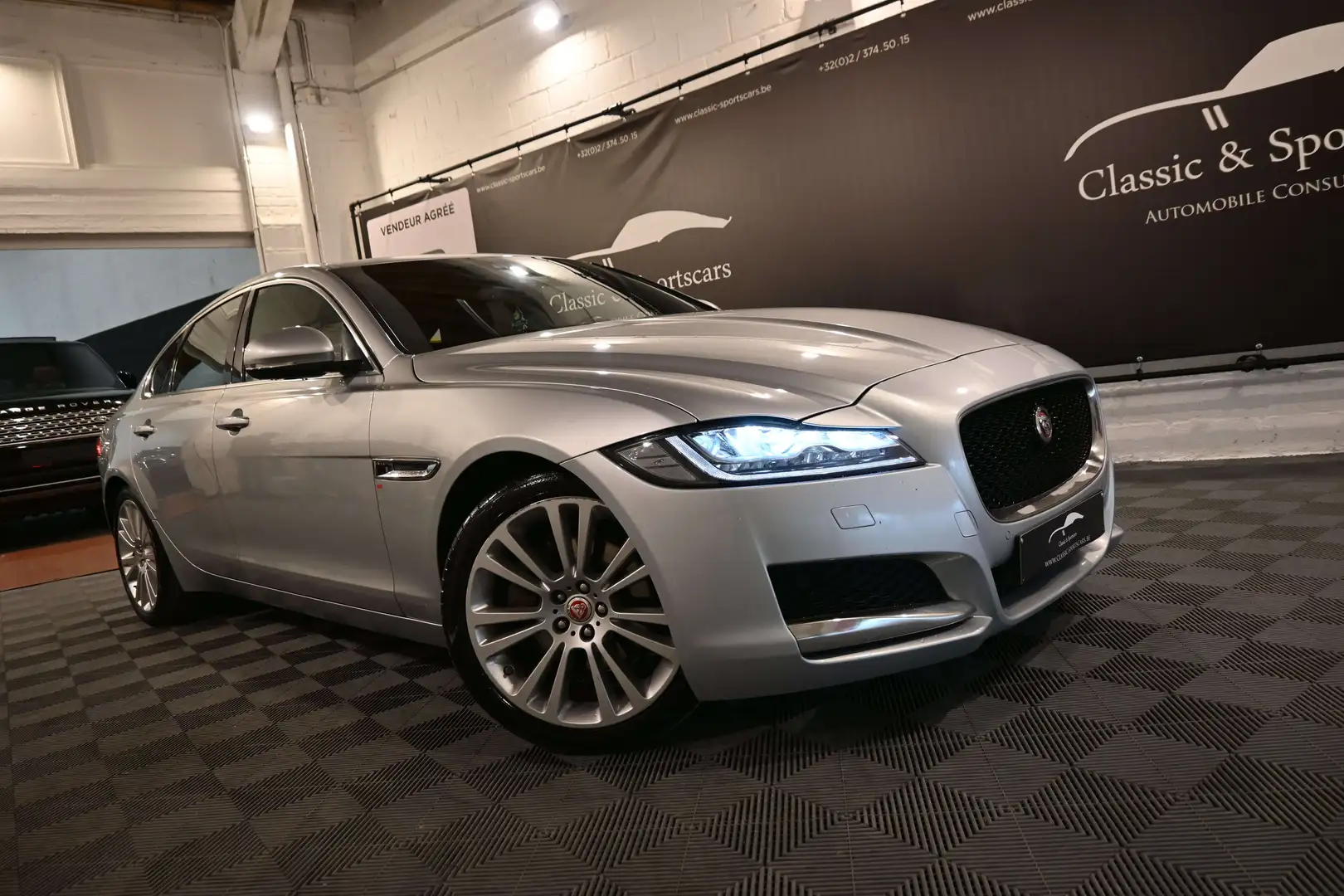 Jaguar XF XF 2.0 D PORTFOLIO EURO 6 / CAMERA / PANO / FULL Gris - 2