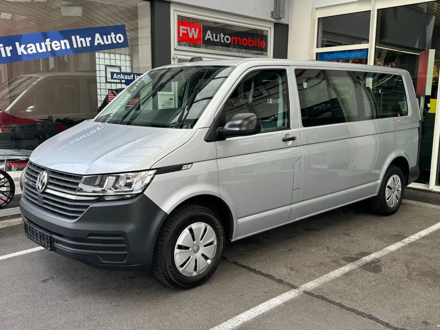 Volkswagen T6 Kombi T6.1 2,0 TDI DSG Transporter Kombi LR AHK 9 Sitz Plateado - 1