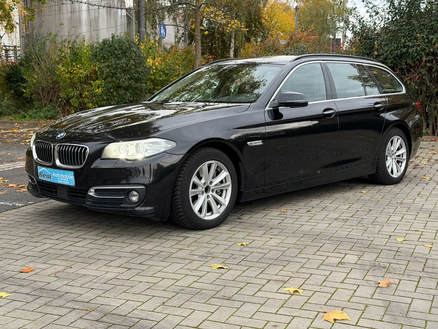 BMW 525 d Luxury Line Leder Navi Panoramadach AHK Schwarz - 2