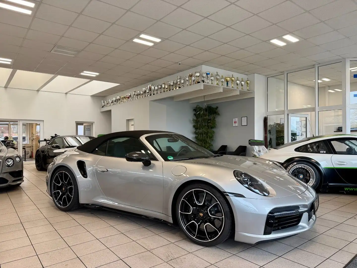 Porsche 992 911 992 Turbo S Cabrio PCCB/LIFT/ACC/APPROVED Silber - 2