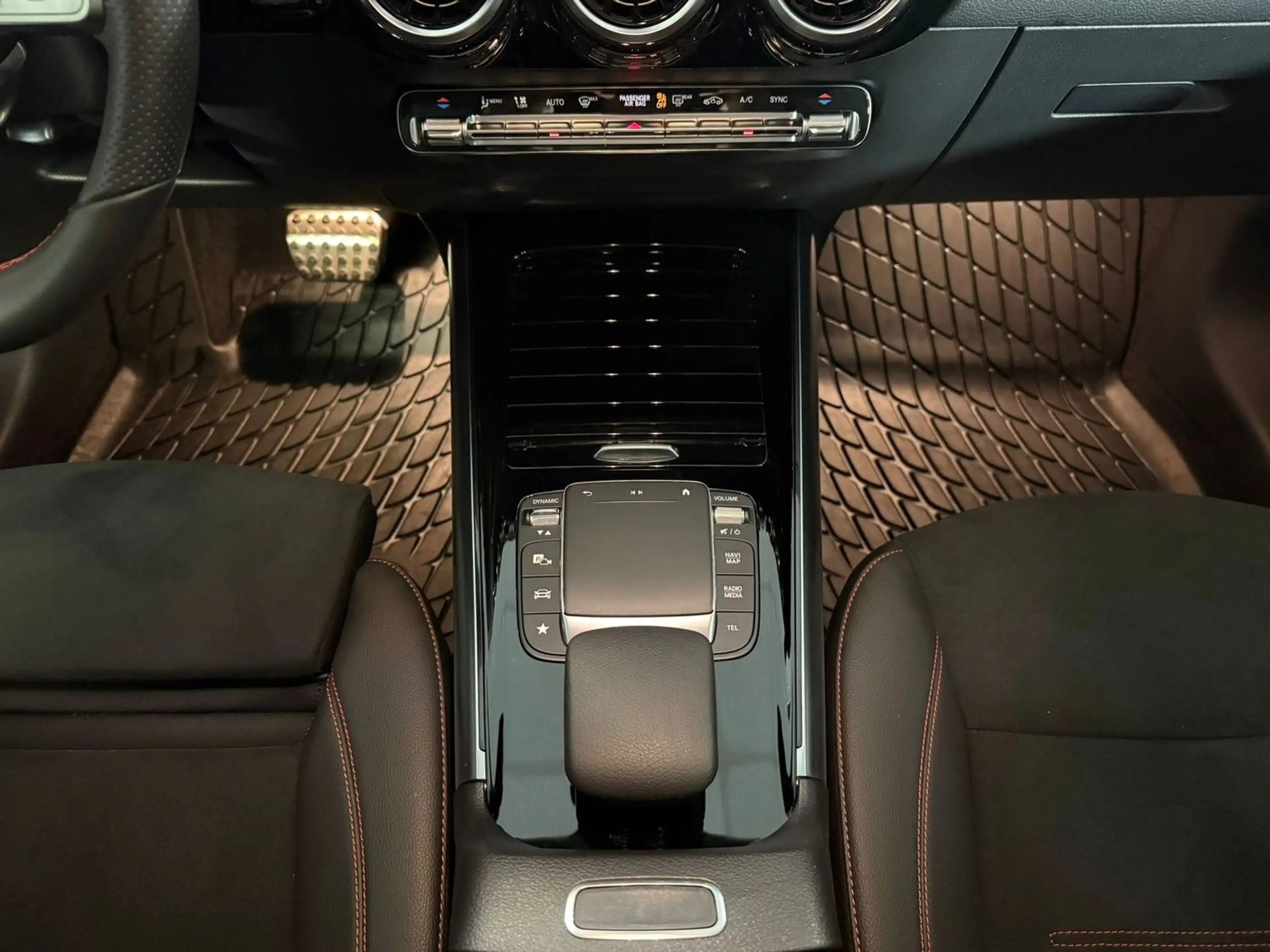 Mercedes-Benz GLA 200 4Matic AMG Line NIGHT AMBIENTE MBUX CarPlay 1.Hand — photo 13