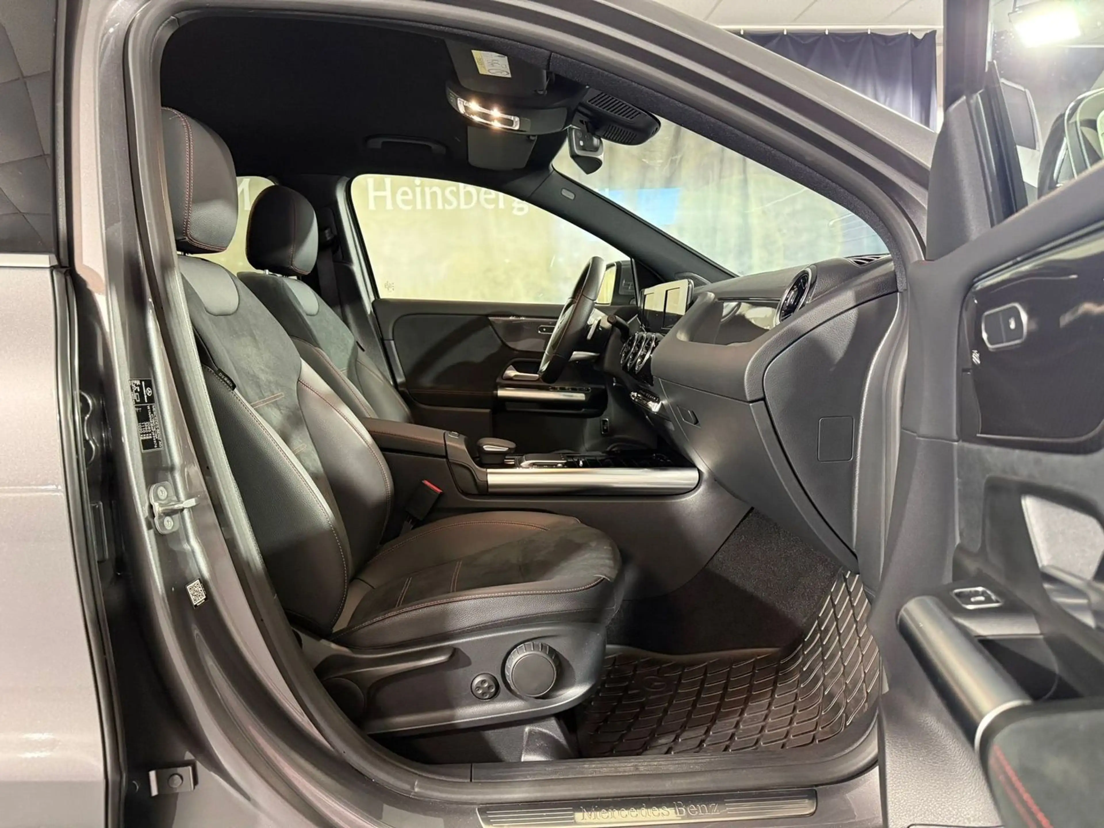 Mercedes-Benz GLA 200 4Matic AMG Line NIGHT AMBIENTE MBUX CarPlay 1.Hand — photo 11