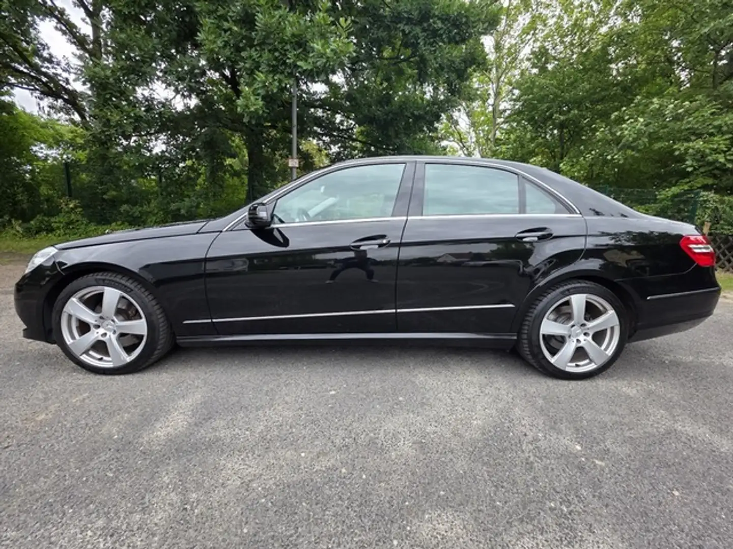 Mercedes-Benz E 350 Avantgarde 4 Matic Vollausstattung Negru - 1