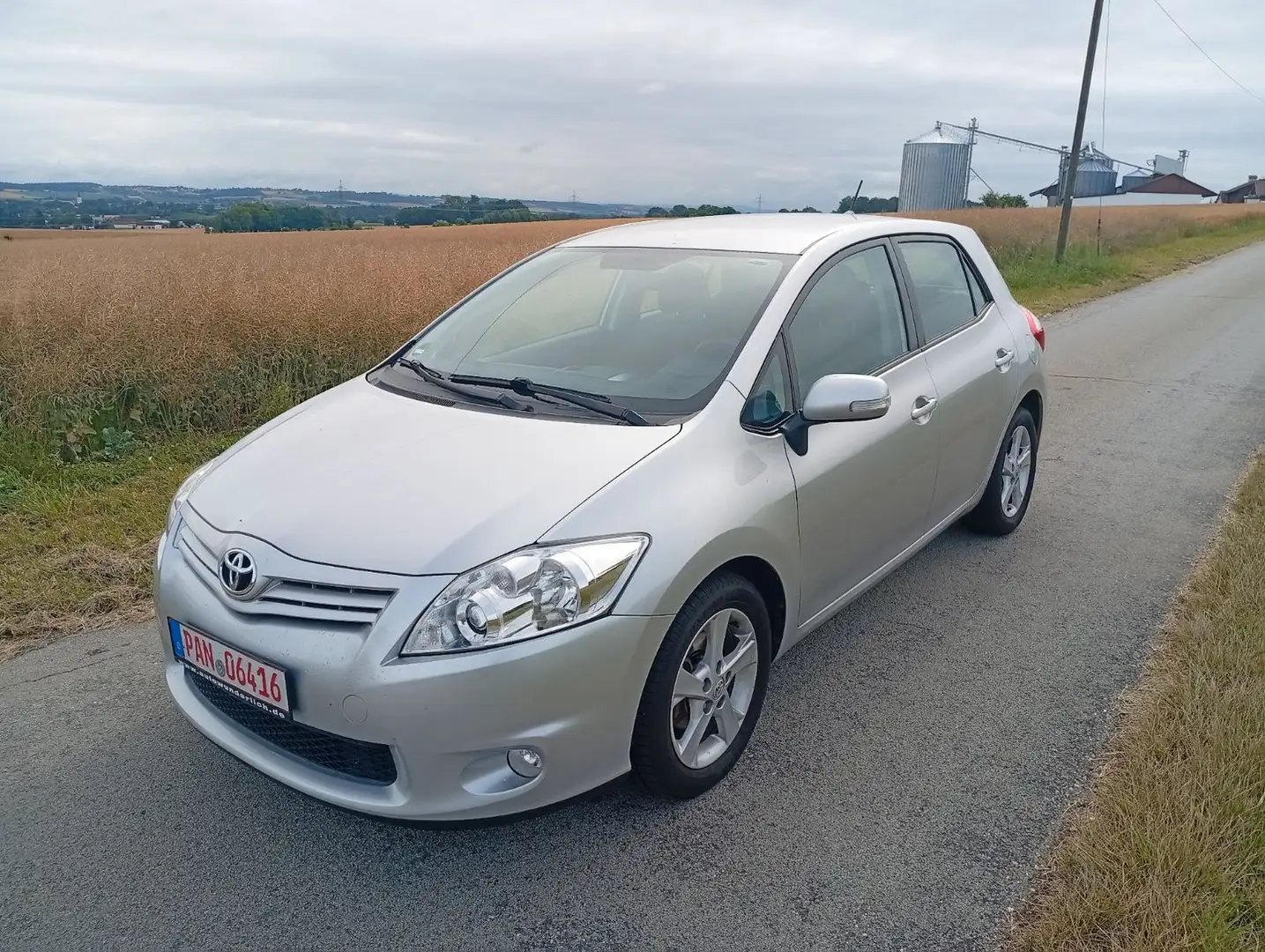Toyota Auris 1.4 VVT-i Klima, FH, ZV, 8-fach-Alu,6-Gang Argento - 1