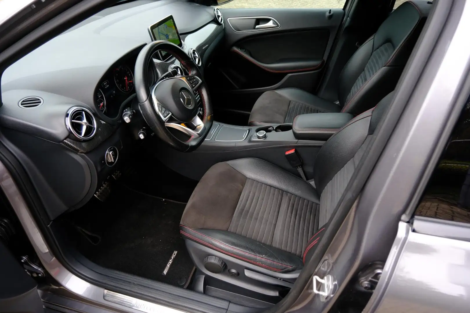 Mercedes-Benz B 180 Ambition AMG Aut. Leder-Alcantara|Navi|LMV|PDC|LED Gris - 2