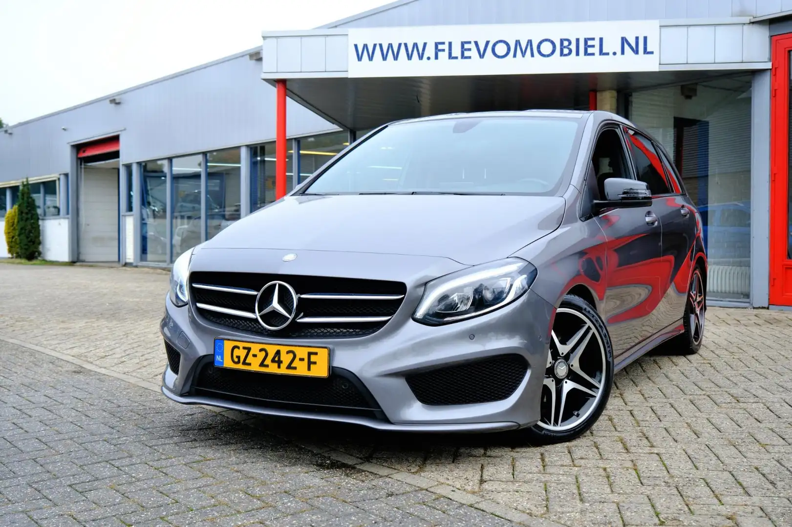 Mercedes-Benz B 180 Ambition AMG Aut. Leder-Alcantara|Navi|LMV|PDC|LED Gris - 1