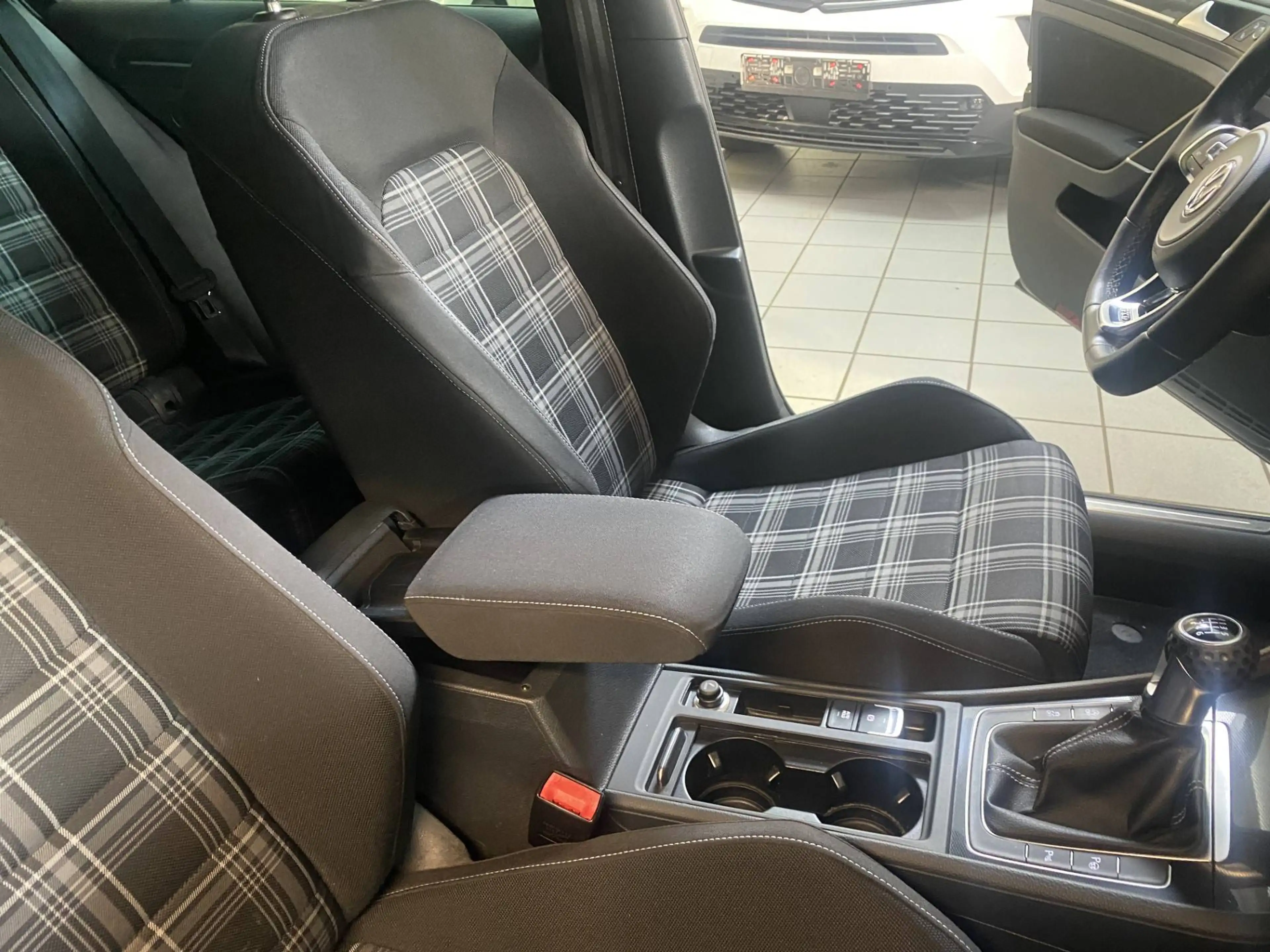 Volkswagen Golf GTD GTD BMT — photo 8