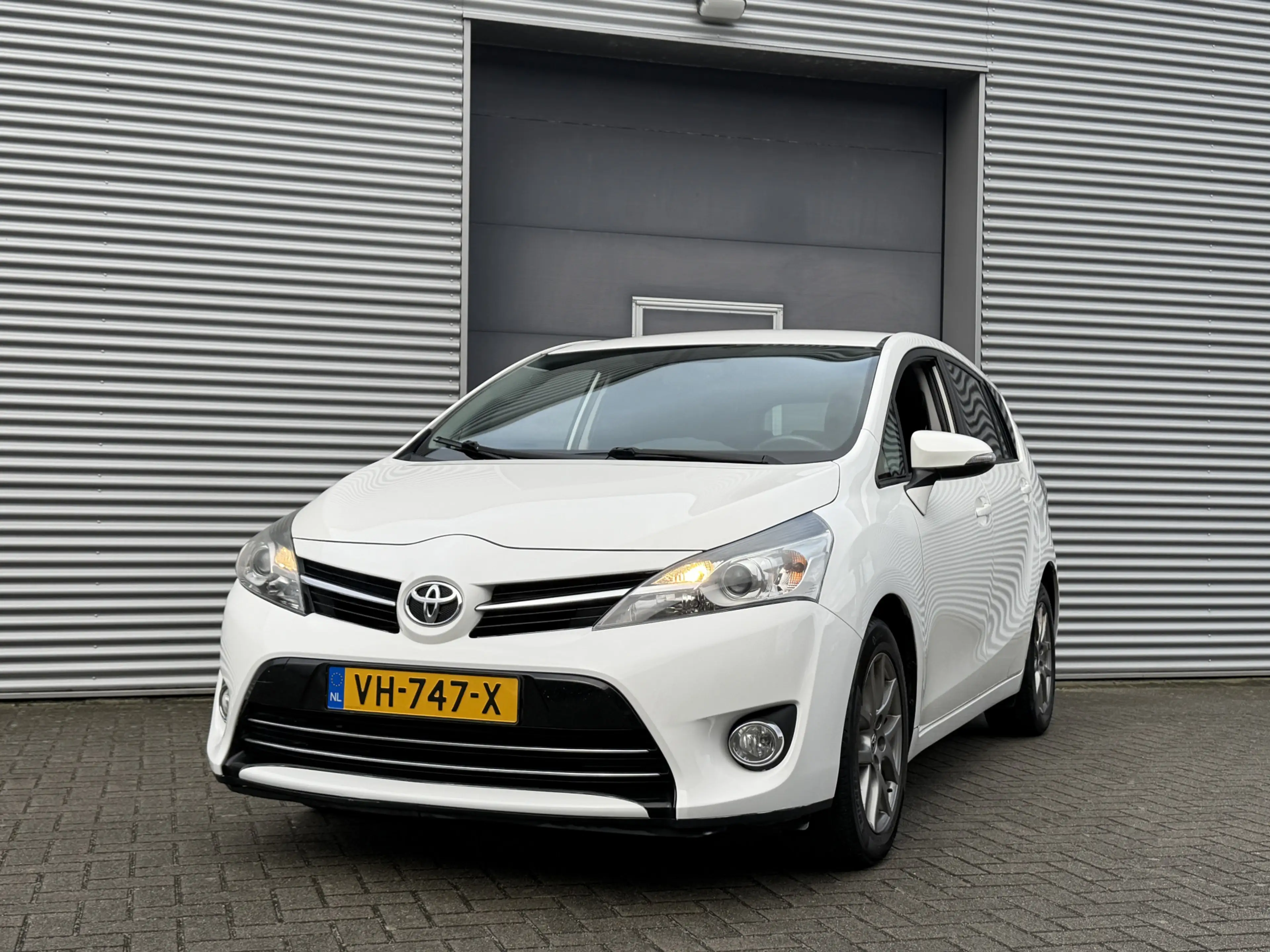 Toyota Verso 2.0 D-4D Business I Grijs Kenteken I Navi I Camera — photo 2