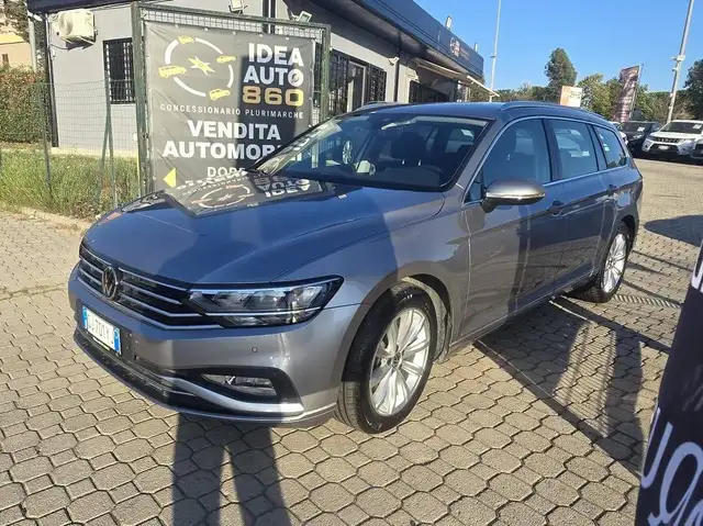 Volkswagen Passat view 3