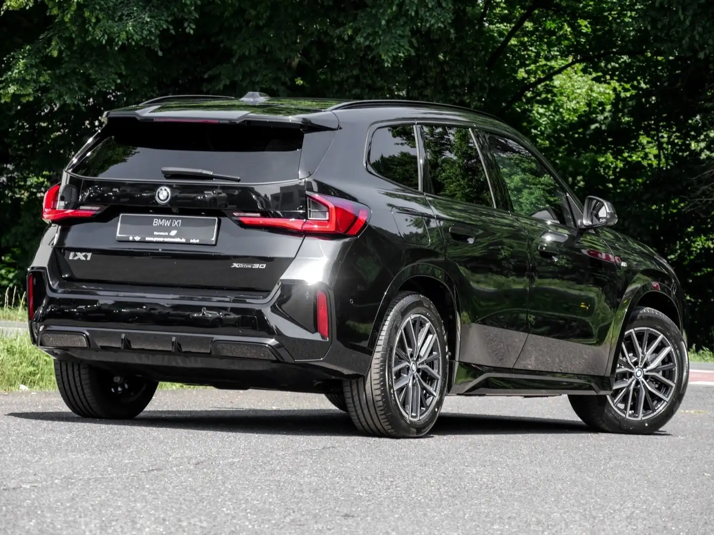 BMW iX1 xDrive30 MSport HuD H/K DA+ PA+ LED RFK PDC Schwarz - 2