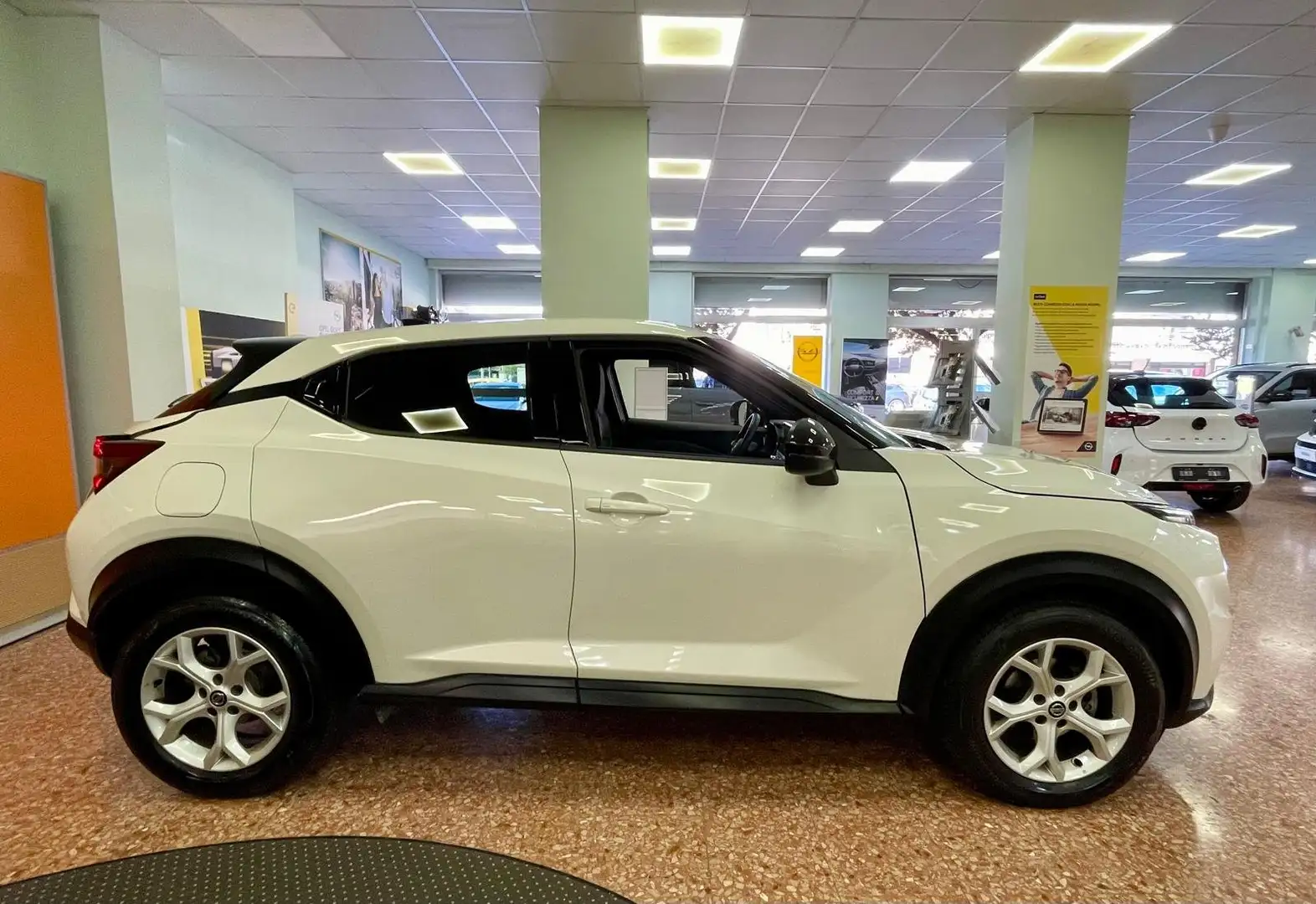 Nissan Juke 1.0 dig-t N-Connecta 114cv dct Bianco - 2