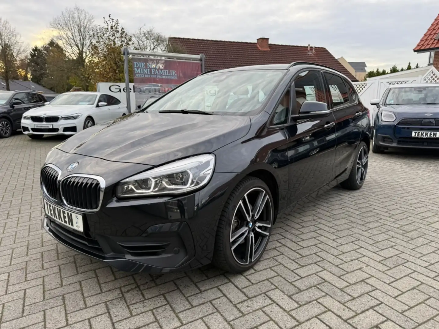 BMW 218 i Advantage Navi LED El. Heckklappe Schwarz - 1
