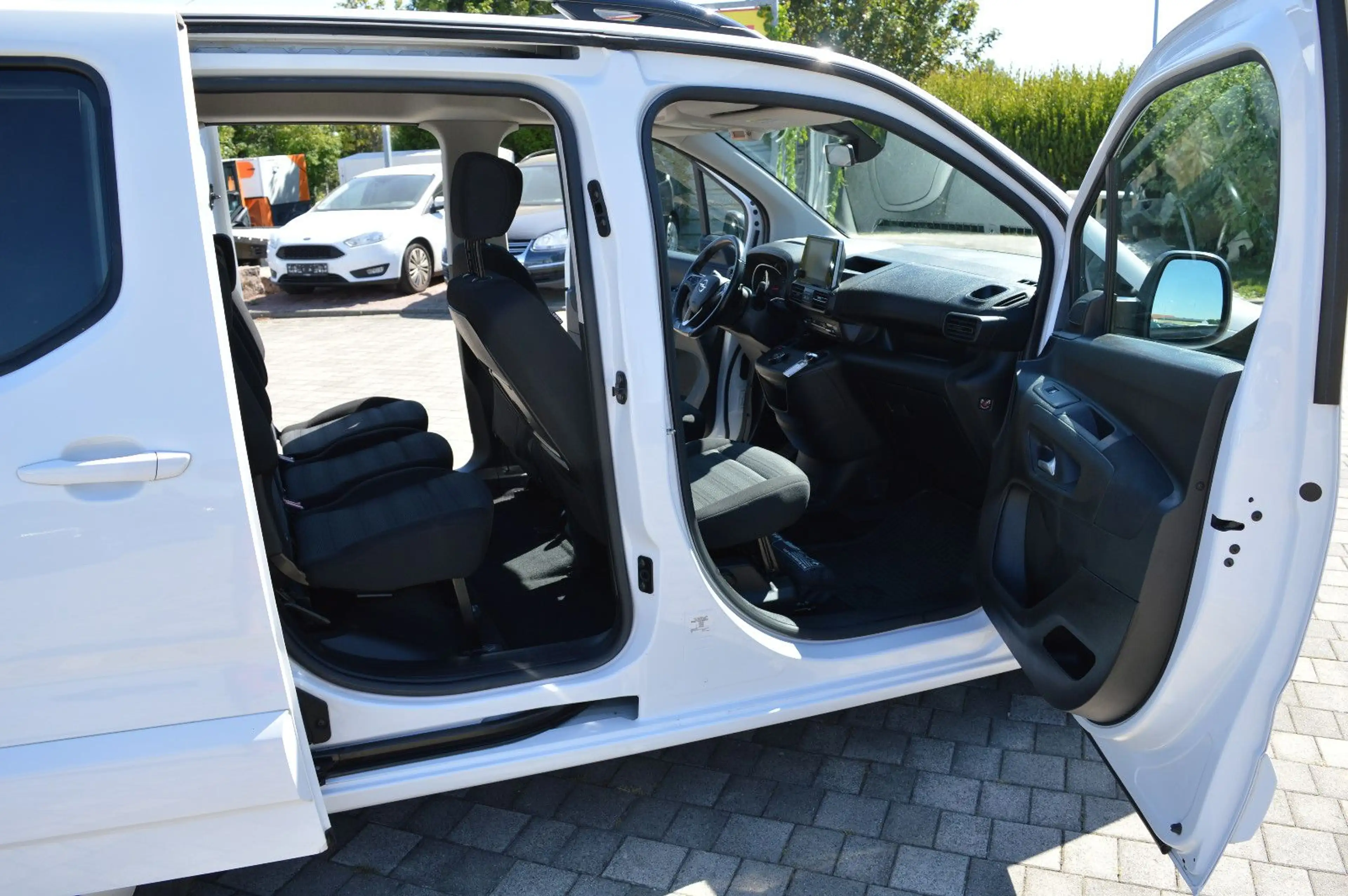 Opel Combo Life 1.5D Automatik Ultimate — photo 10