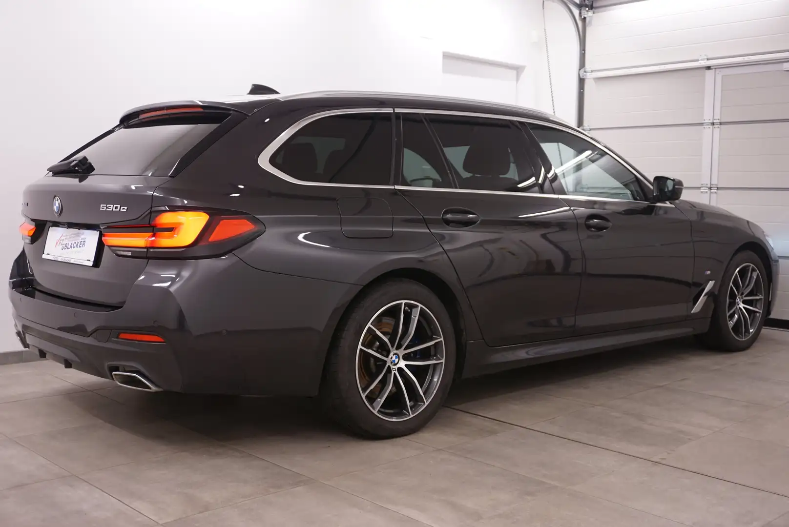 BMW 530 e xD M Sport // harman/kardon // Anhängervorr. Grau - 2