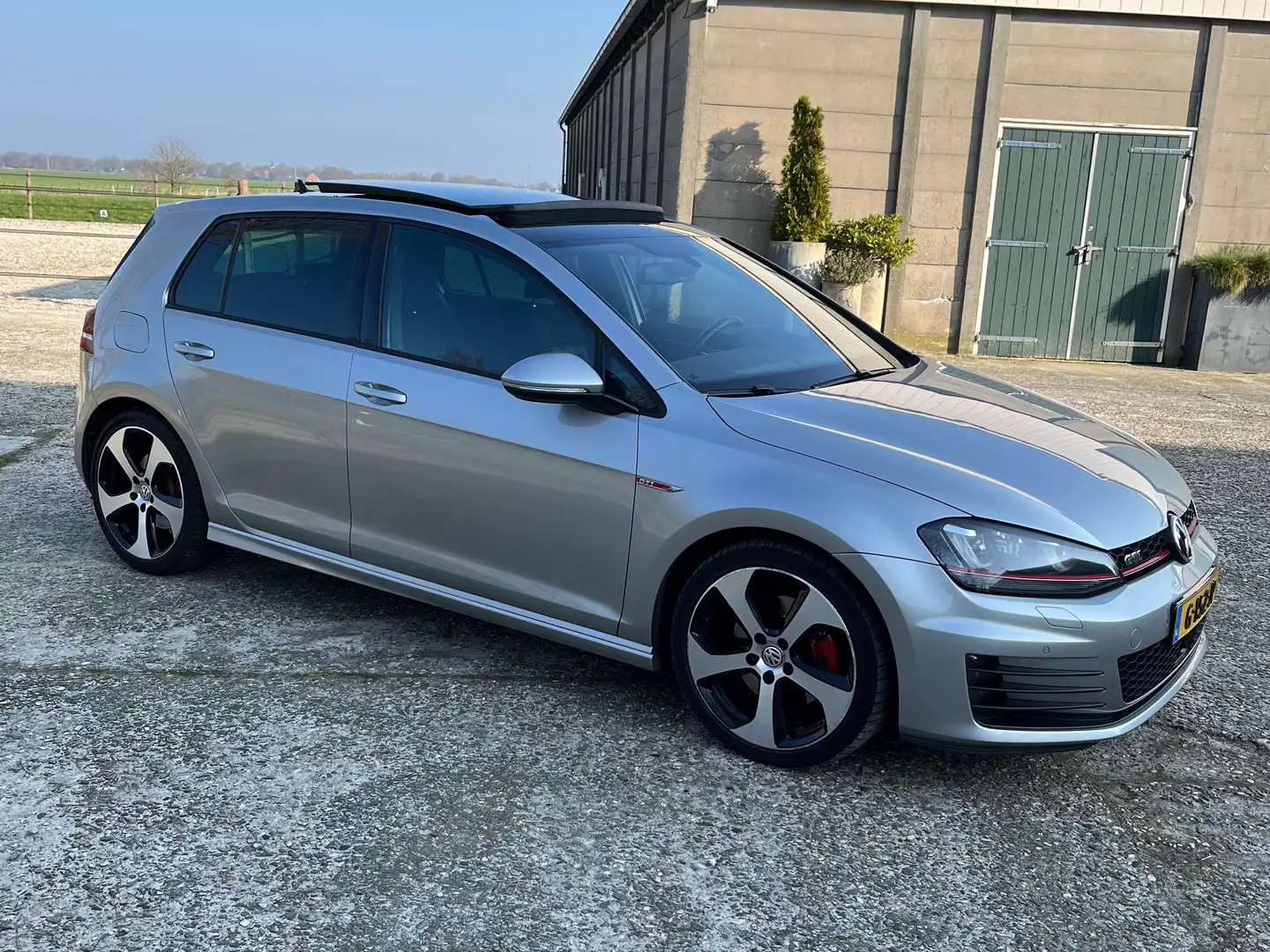 Volkswagen Golf 2.0 TSI GTI siva - 2