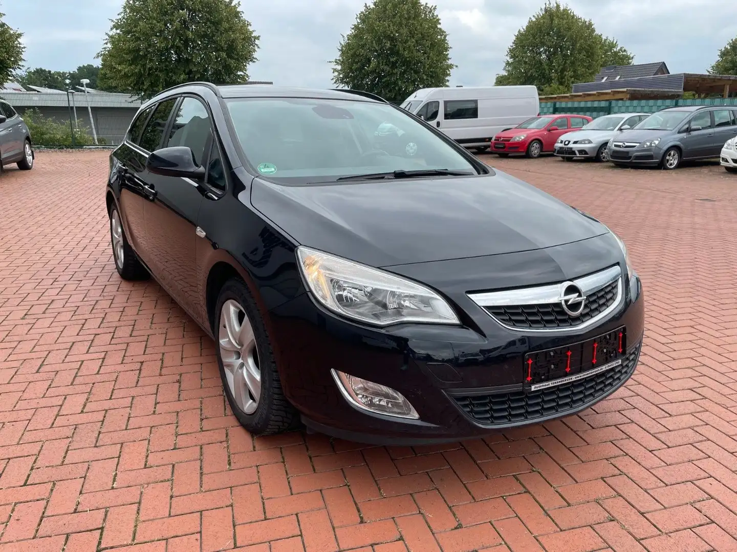 Opel Astra J Sports Tourer Design Edition AHK Schwarz - 1