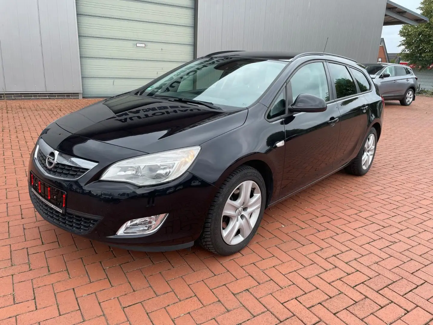 Opel Astra J Sports Tourer Design Edition AHK Schwarz - 2