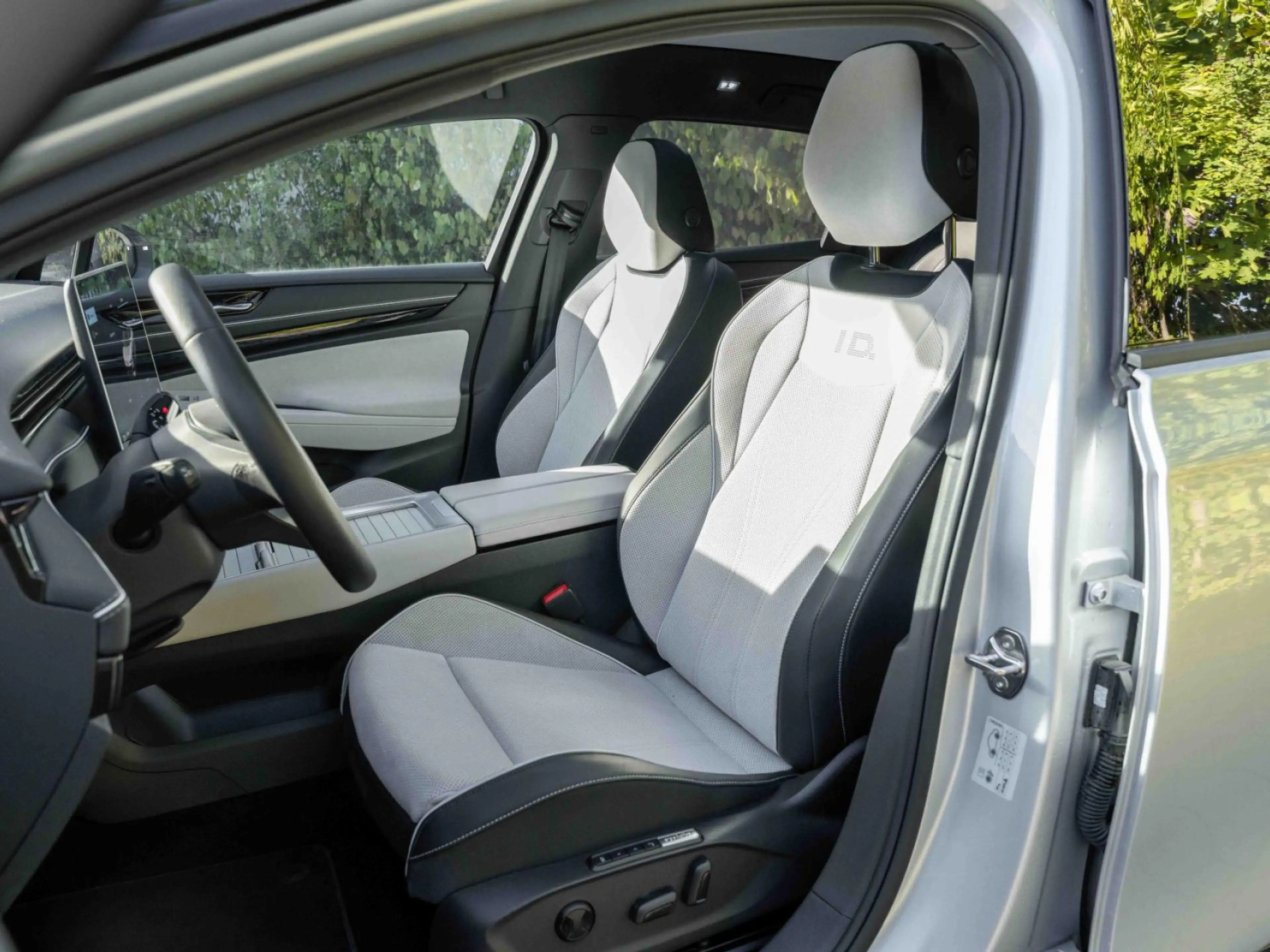 Volkswagen ID.7 PRO S +MAX 646KM+AHK+AB 2,49 ZINS+ Bluetooth — photo 11