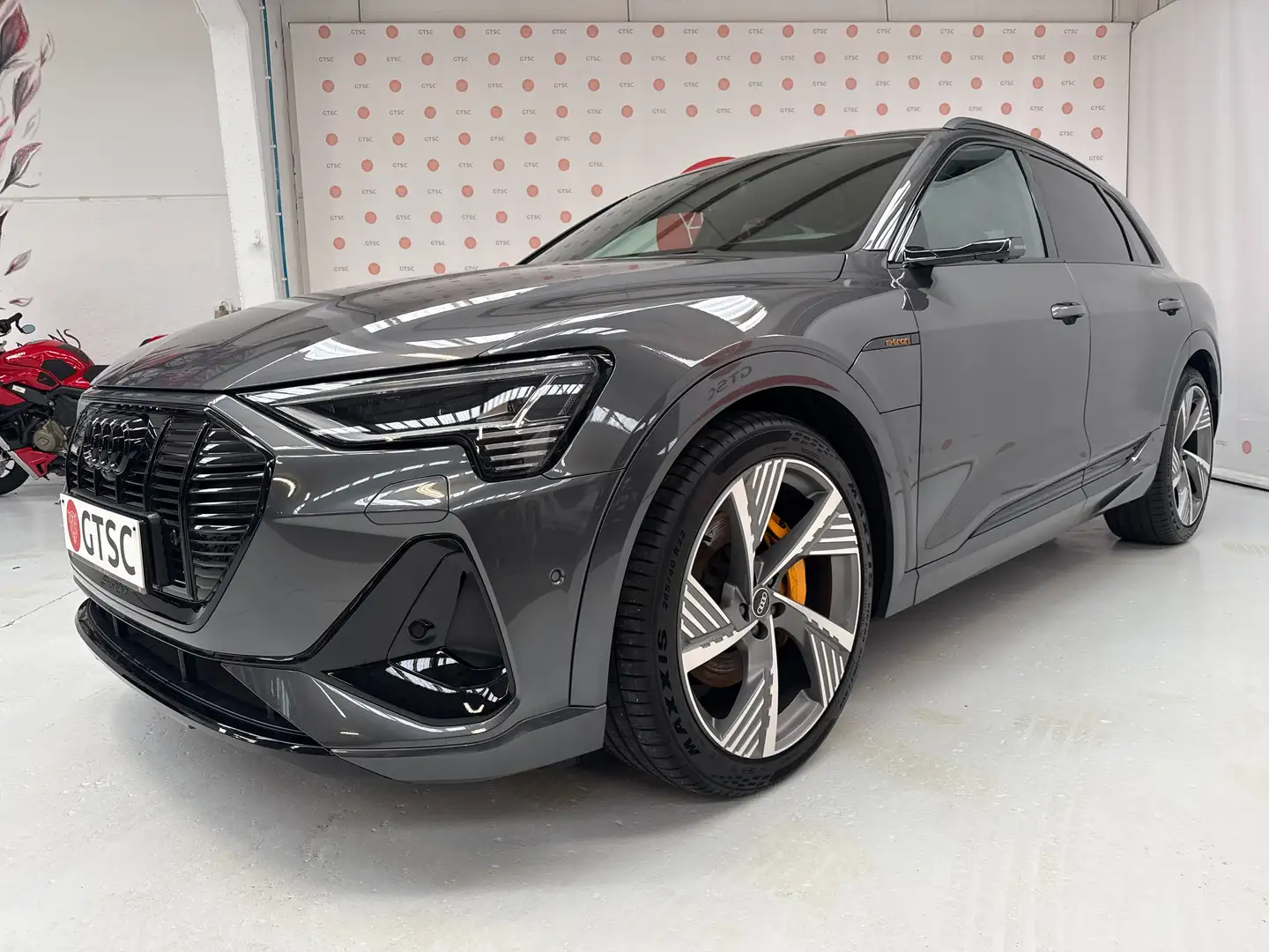 Audi e-tron 55 S line/ Night vision/ Matrix/ virtual mirrors Grijs - 1