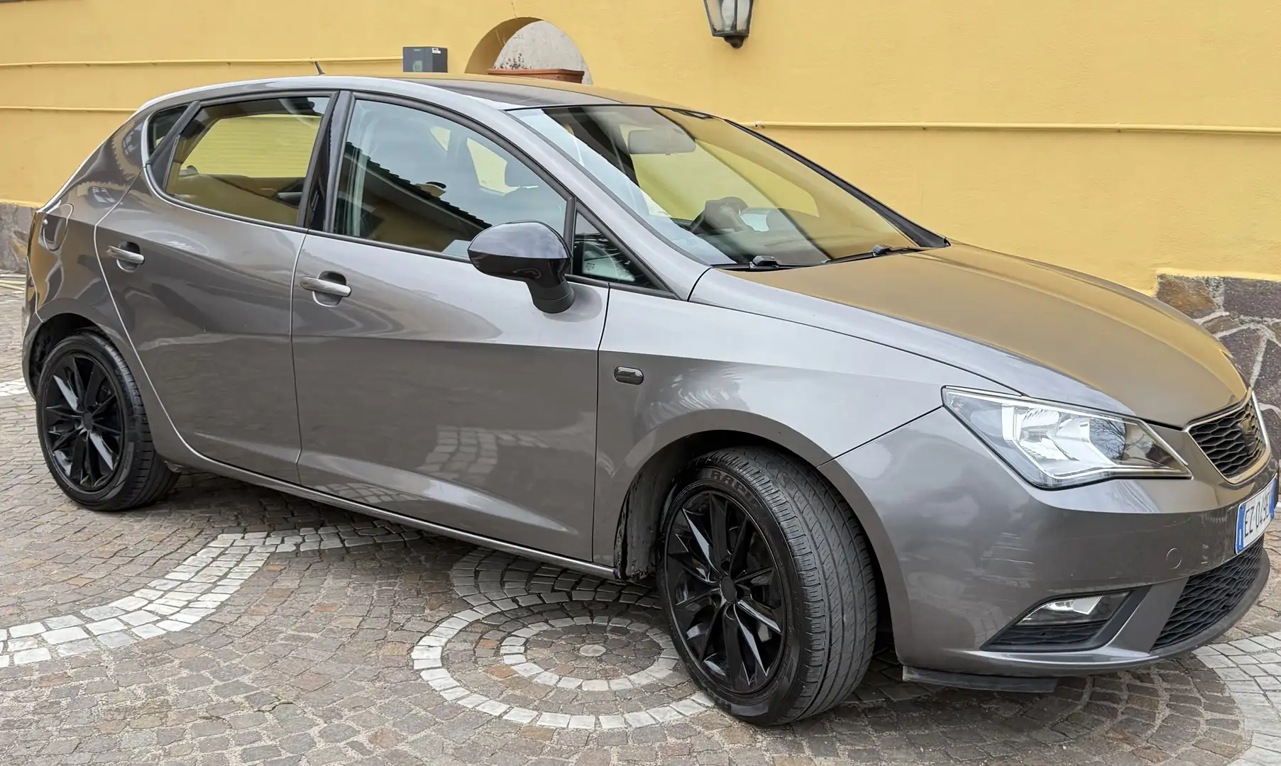 SEAT Ibiza 5p 1.4 Hi-Tech Šedá - 1