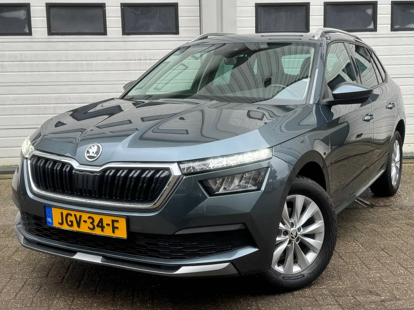 Skoda Kamiq 1.0 TSI Ambition virtual/front-lane/carplay/led/na Grijs - 1