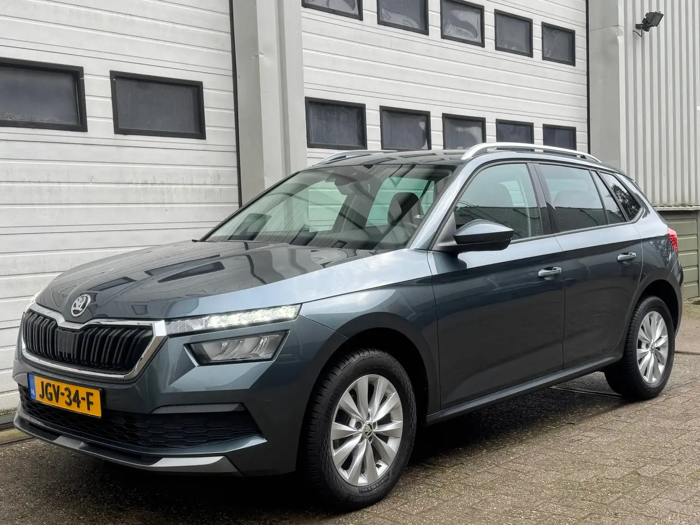 Skoda Kamiq 1.0 TSI Ambition virtual/front-lane/carplay/led/na Grijs - 2