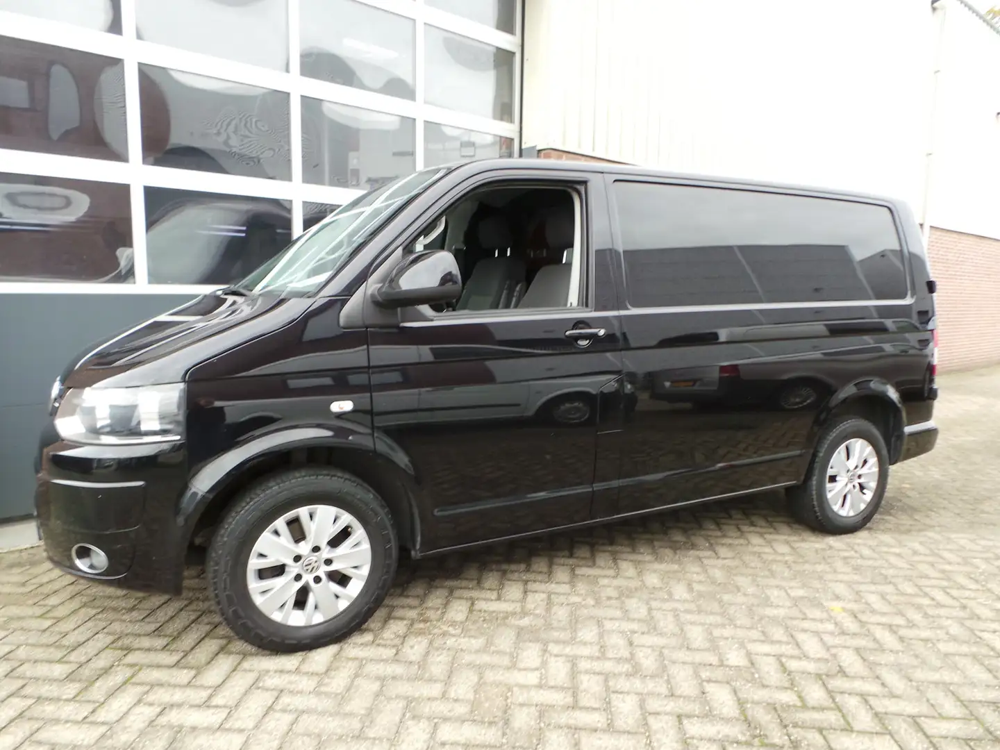 Volkswagen T5 Transporter 2.0 TDI 141pk L1H1 Airco,Cruise,Navi,Pdc,Lmv Zwart - 1