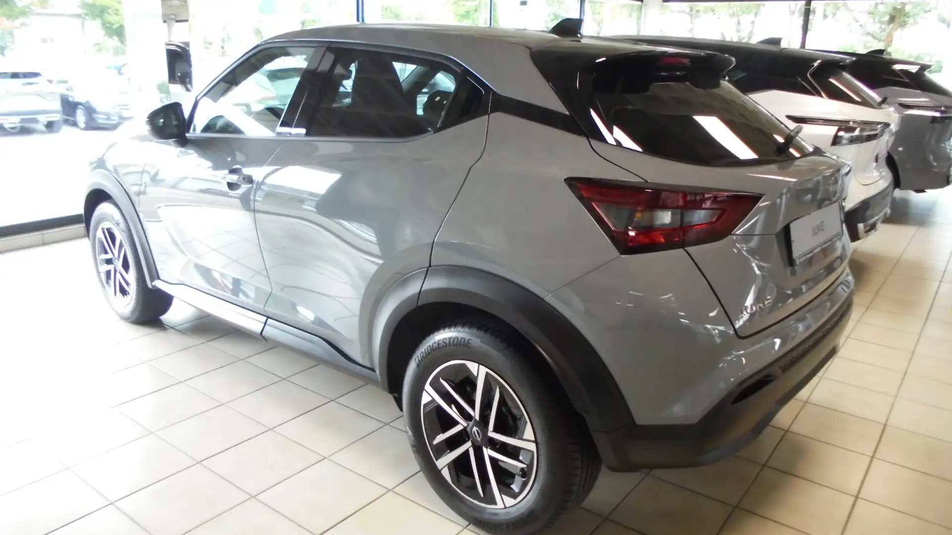 Nissan Juke 1.0 DIG-T N-Connecta Gris - 2