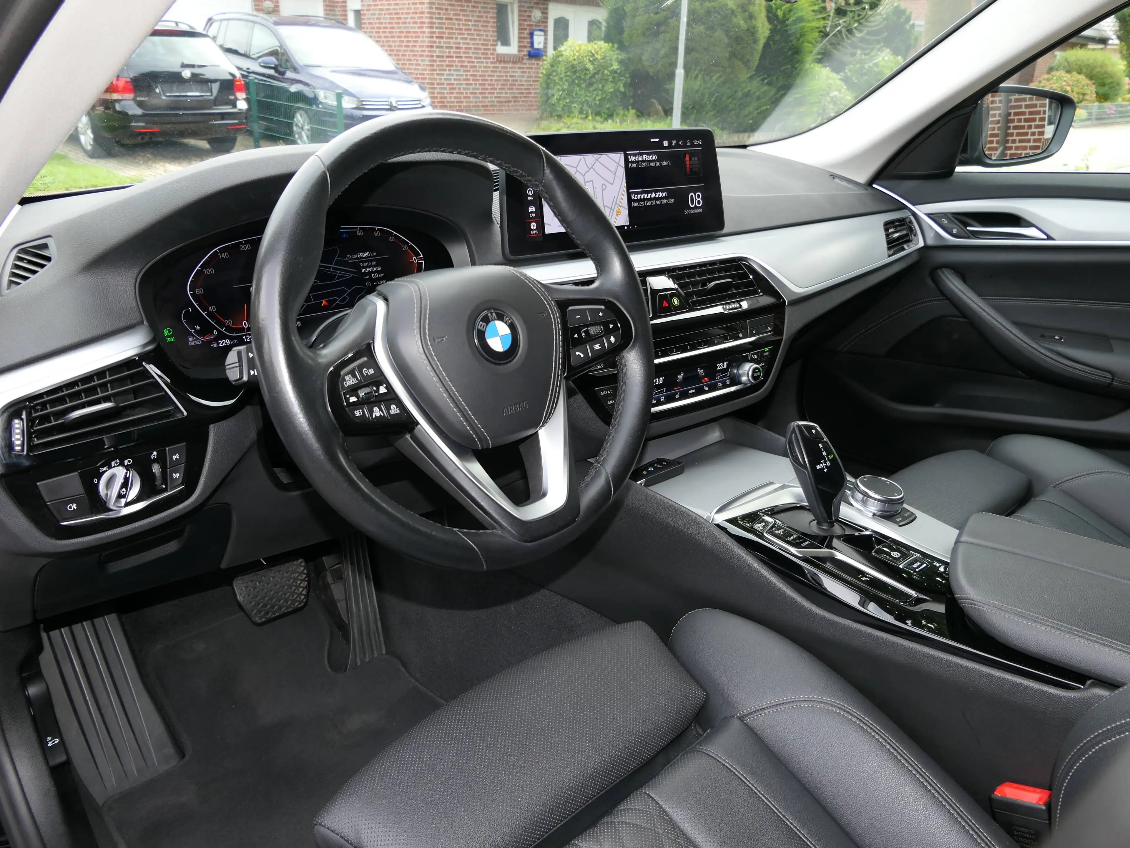 BMW 520 520 d+TOUR+SPORT+LEDER+DRIVING-ASSSITANT-PROF+HUD+CarPlay+AHK+ACC+DIGITAL-COCKPIT+ — photo 6