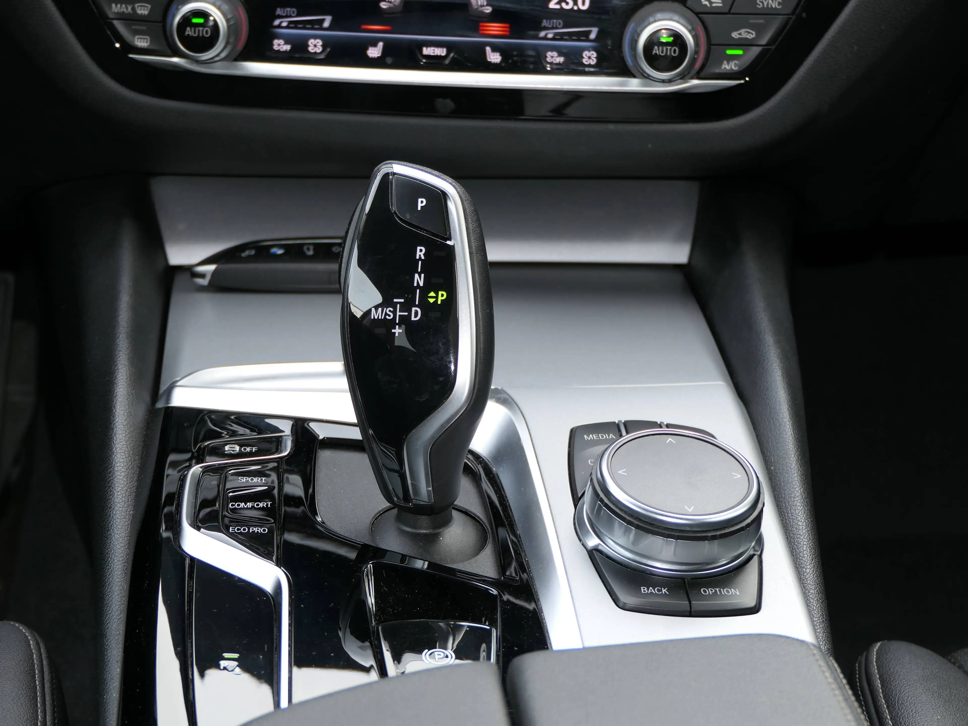 BMW 520 520 d+TOUR+SPORT+LEDER+DRIVING-ASSSITANT-PROF+HUD+CarPlay+AHK+ACC+DIGITAL-COCKPIT+ — photo 12