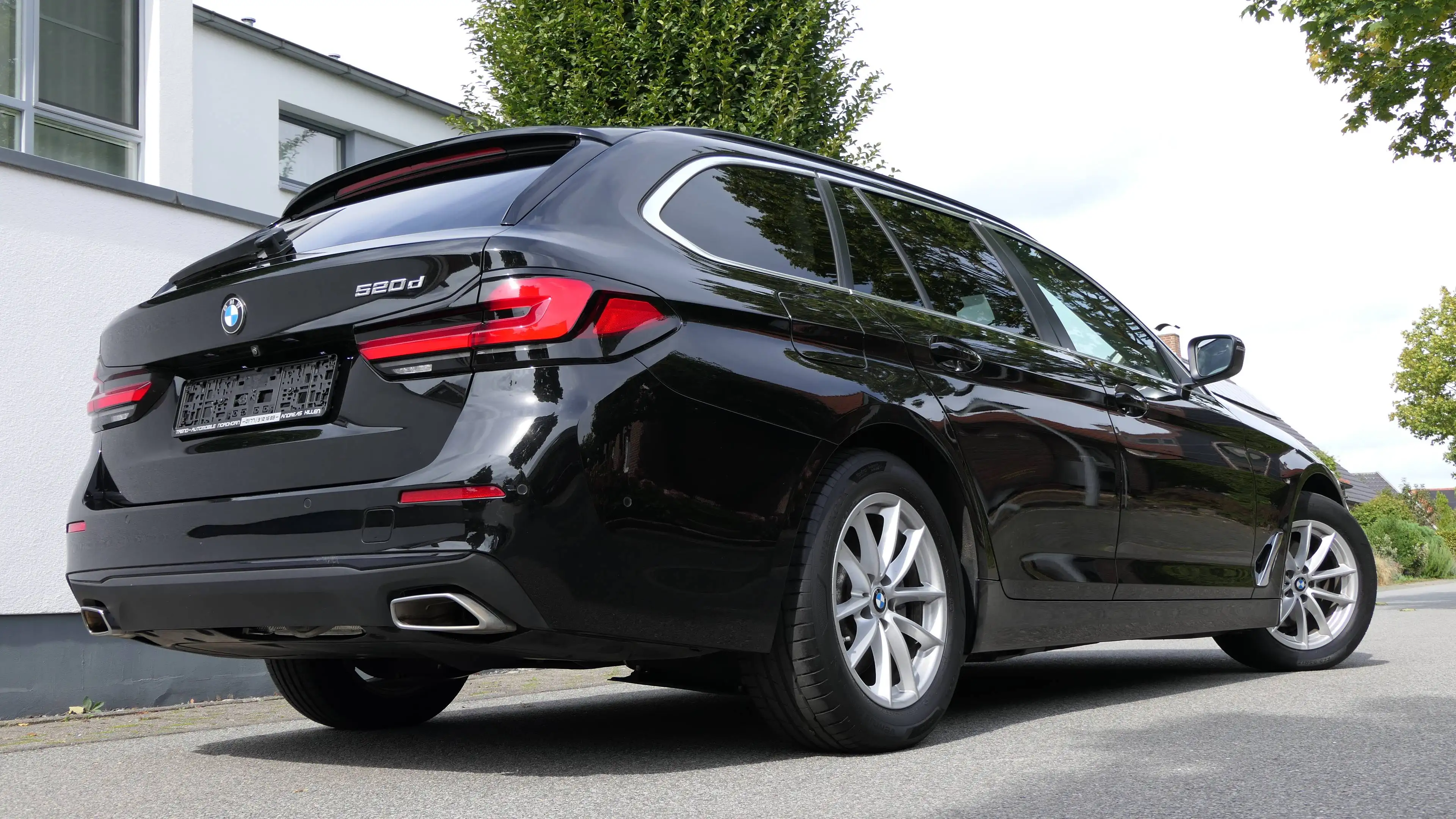 BMW 520 520 d+TOUR+SPORT+LEDER+DRIVING-ASSSITANT-PROF+HUD+CarPlay+AHK+ACC+DIGITAL-COCKPIT+ — photo 3