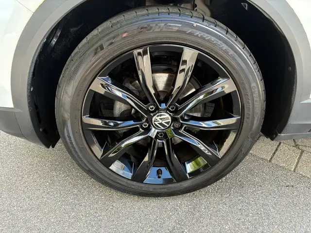 Volkswagen T-Roc view 8