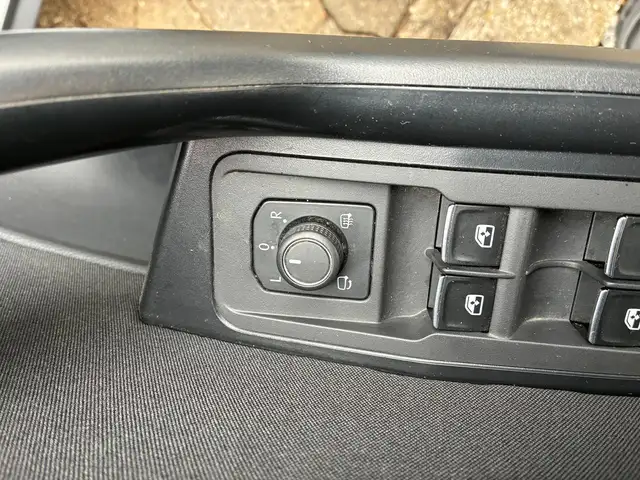 Volkswagen T-Roc view 9