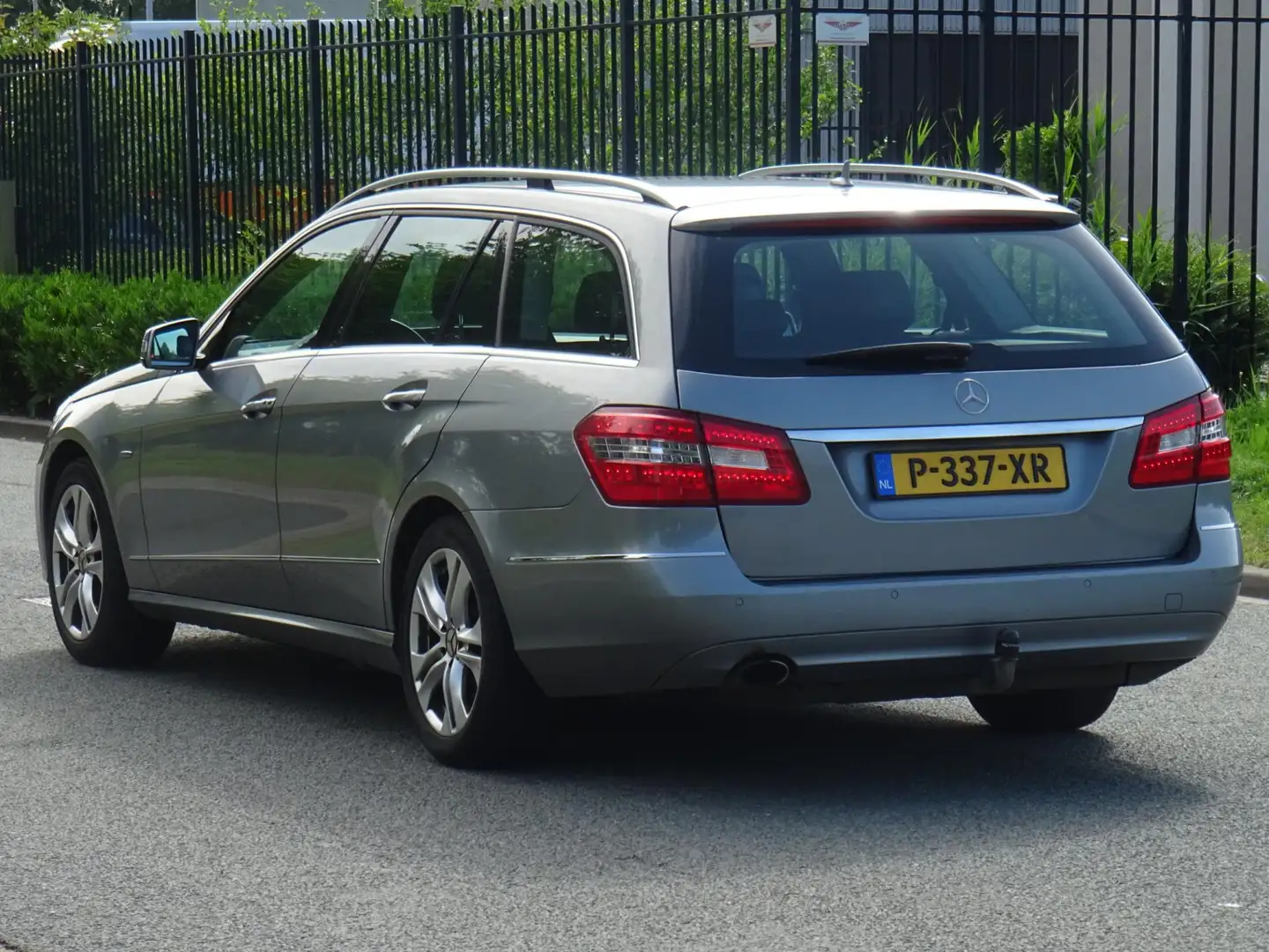 Mercedes-Benz E 200 Estate CGI Avantgarde NAVI/LEER Gris - 2