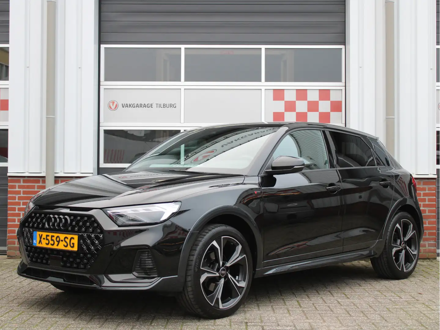 Audi A1 allstreet 35 TFSI 150PK Automaat Advanced edition Zwart - 1