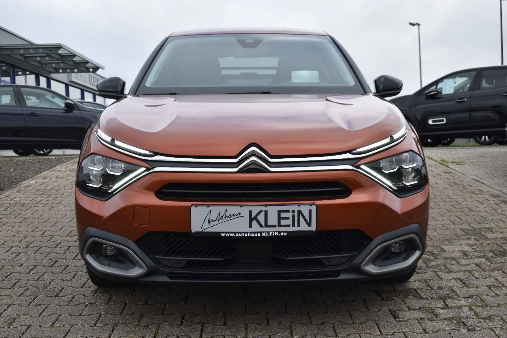 Citroen C4 Shine PureTech130 EAT8 -- NAVI-SHZ-CAM-HEADUP Brun - 1