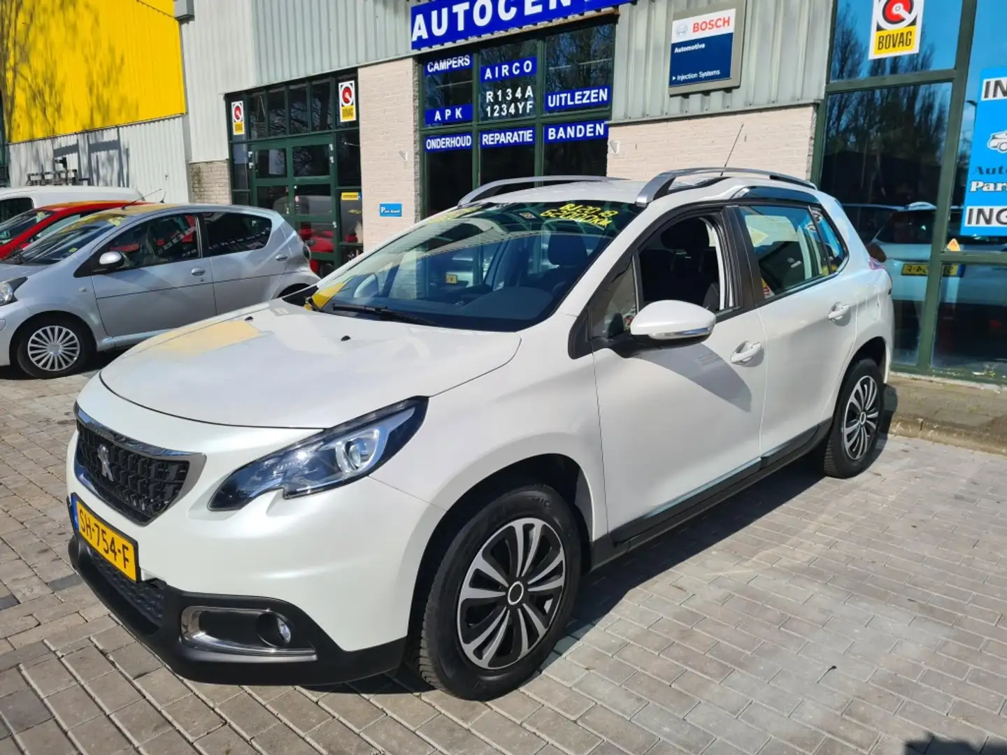 Peugeot 2008 1.2 PureTech Active Wit - 1