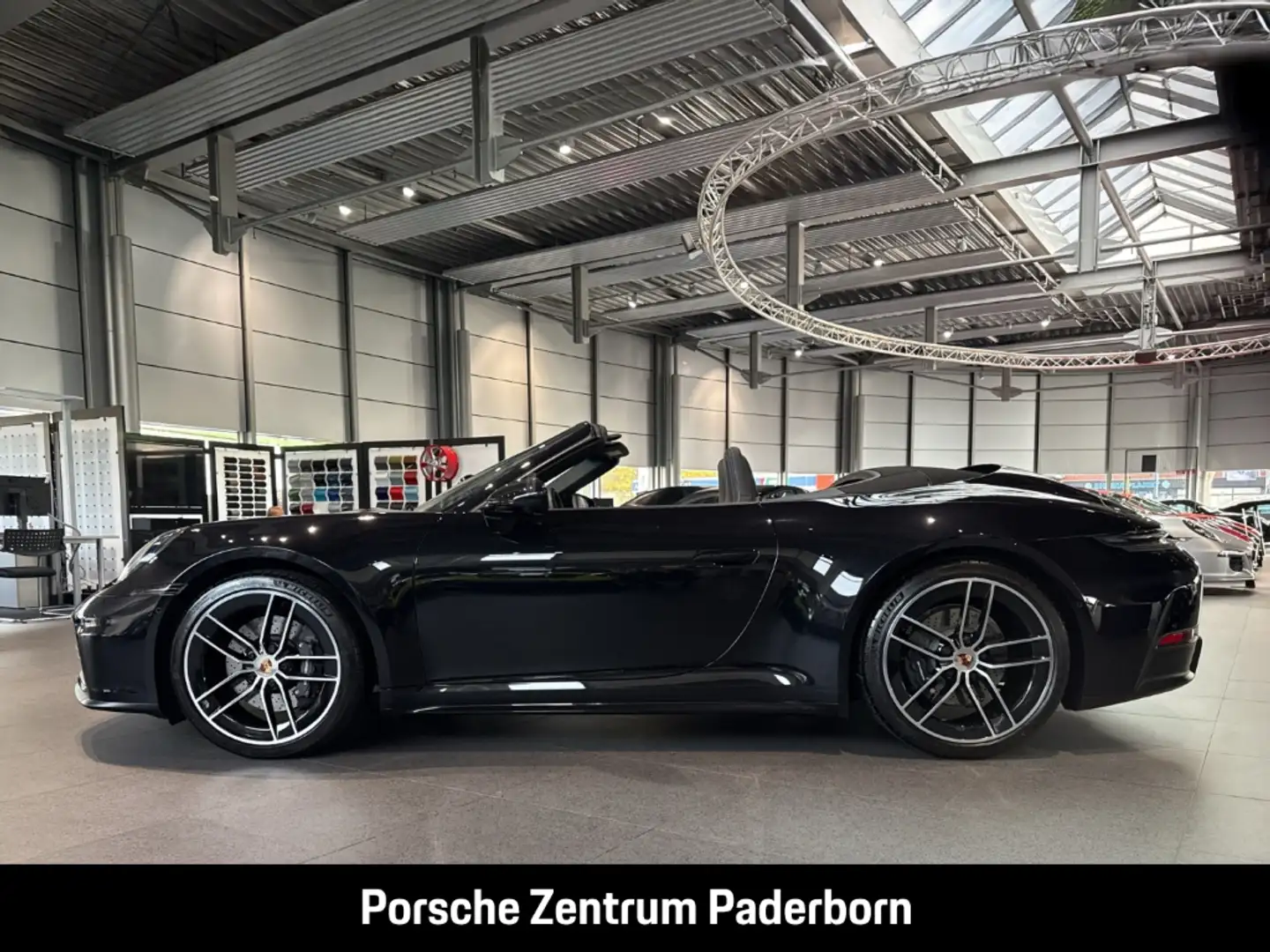 Porsche 992 -2 (911) Carrera Cabriolet Schwarz - 2