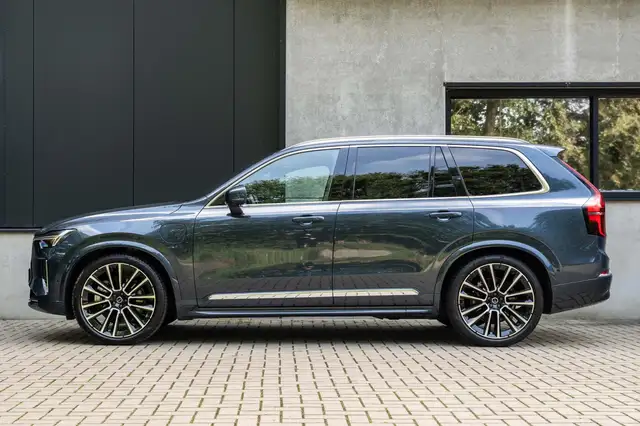 Volvo XC90 view 9