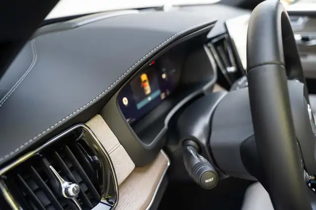 Volvo XC90 view 26